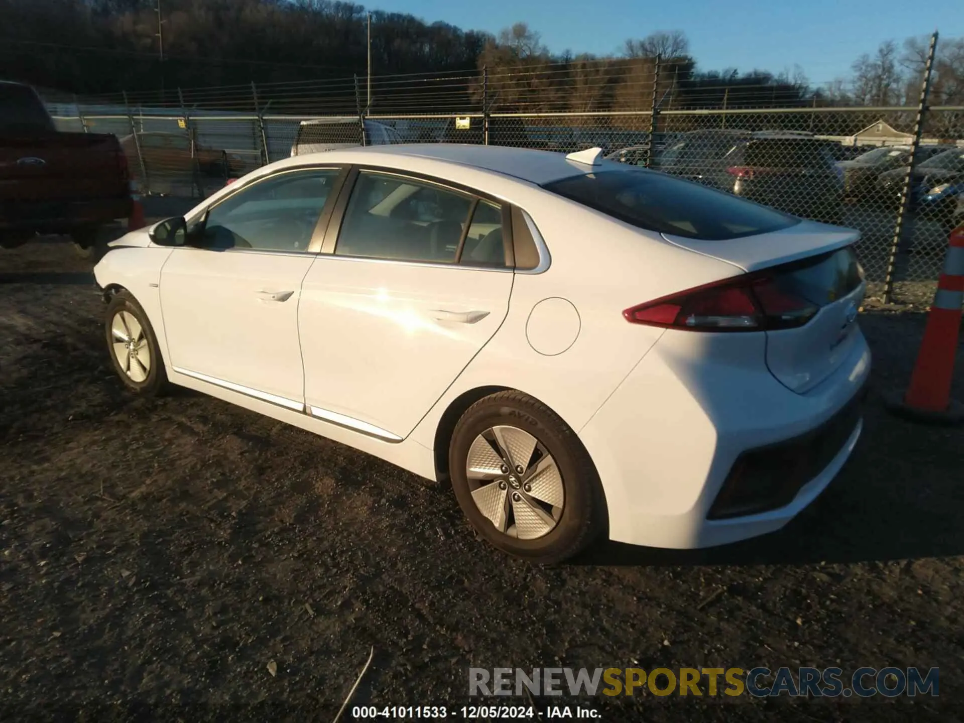 3 Photograph of a damaged car KMHC75LC1LU194512 HYUNDAI IONIQ HYBRID 2020