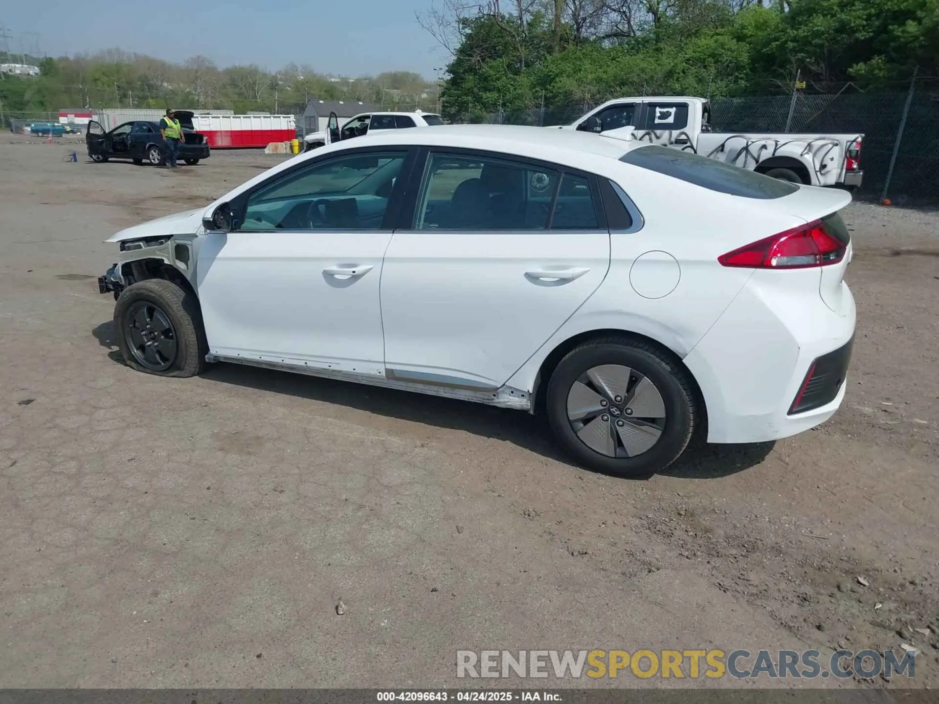 3 Photograph of a damaged car KMHC75LC6LU190990 HYUNDAI IONIQ HYBRID 2020
