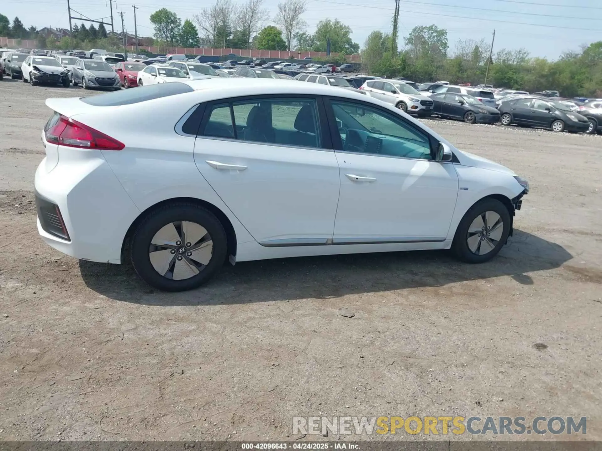 4 Photograph of a damaged car KMHC75LC6LU190990 HYUNDAI IONIQ HYBRID 2020