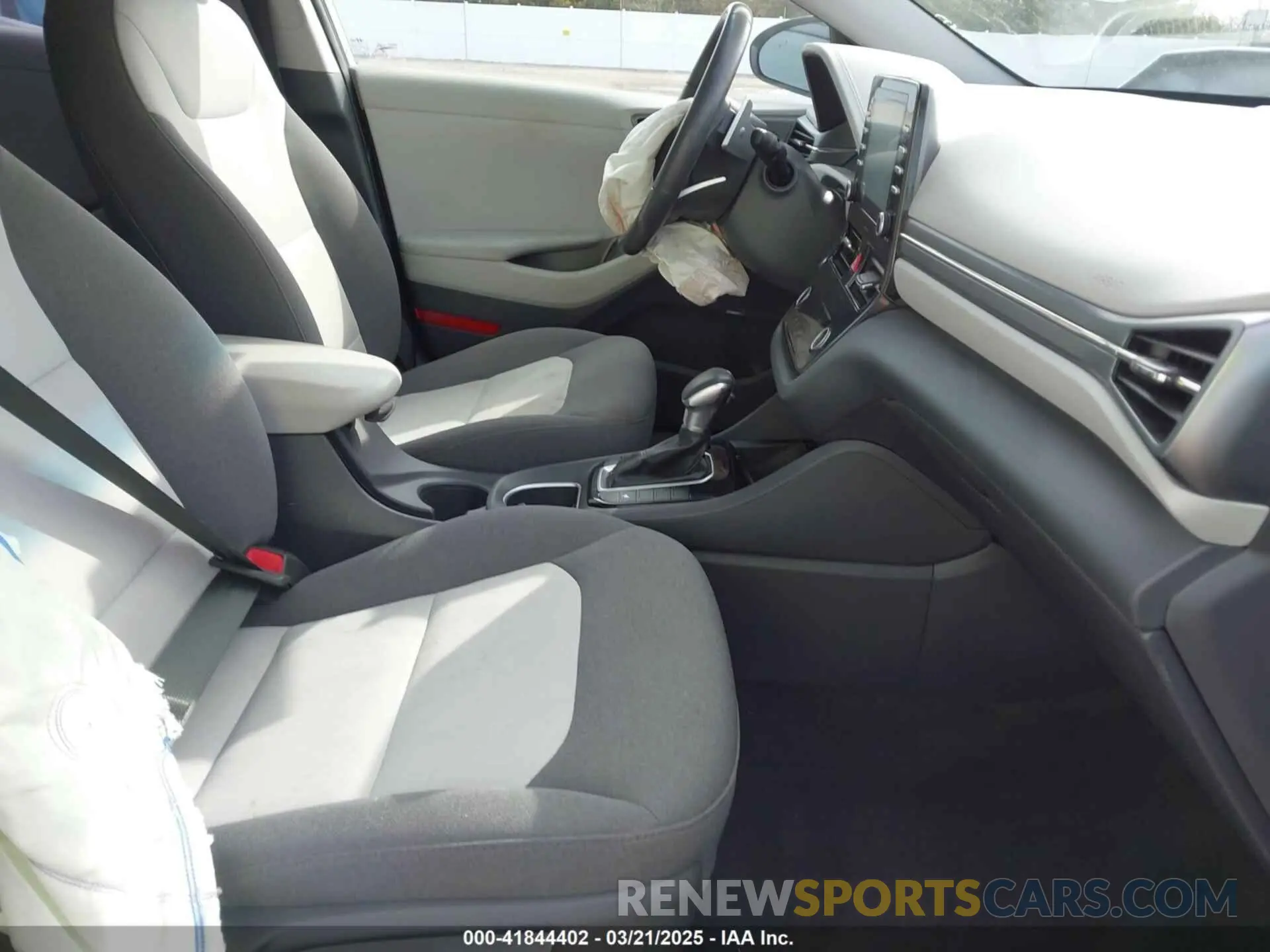 5 Photograph of a damaged car KMHC85LC0LU196104 HYUNDAI IONIQ HYBRID 2020