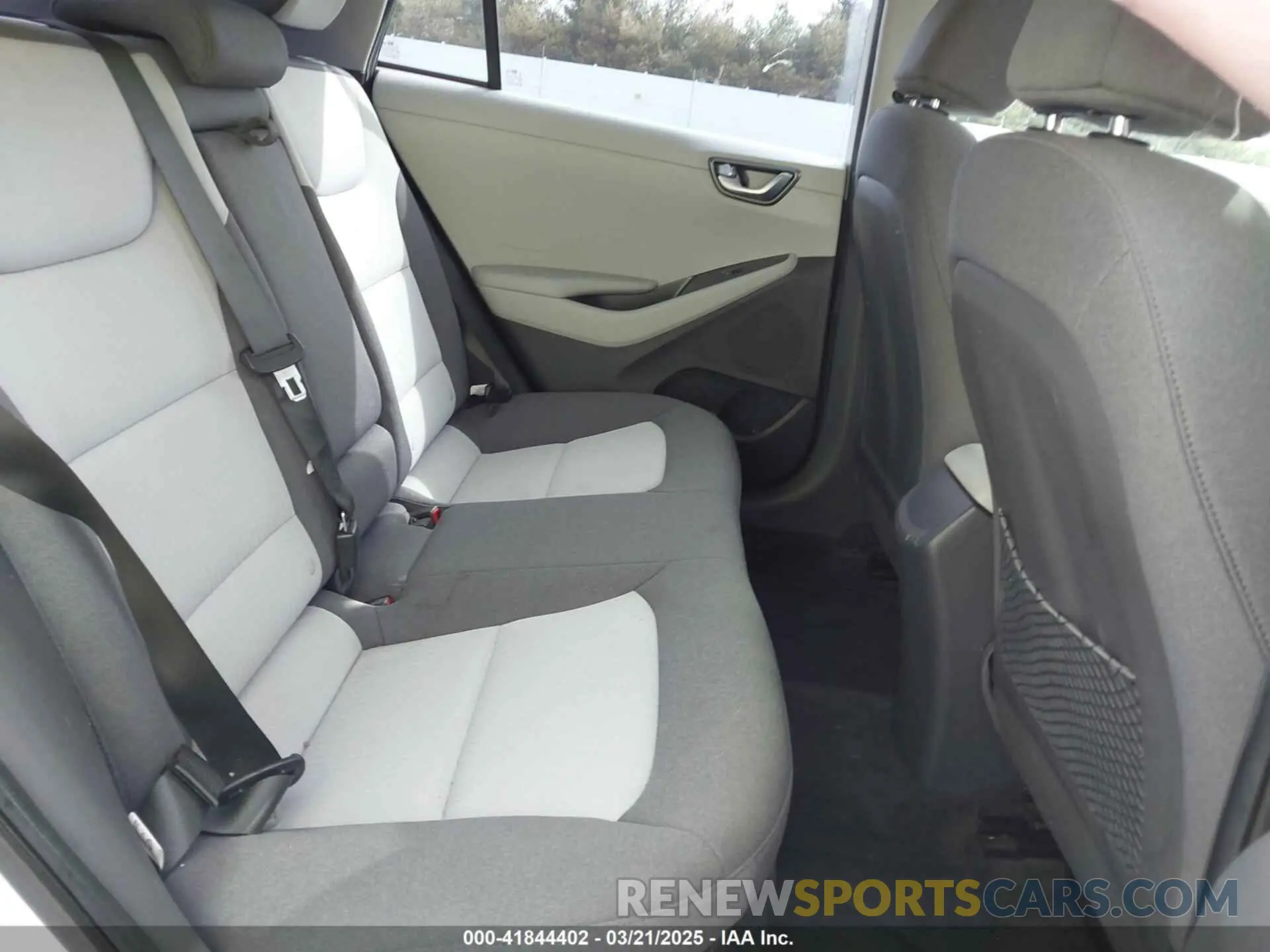 8 Photograph of a damaged car KMHC85LC0LU196104 HYUNDAI IONIQ HYBRID 2020