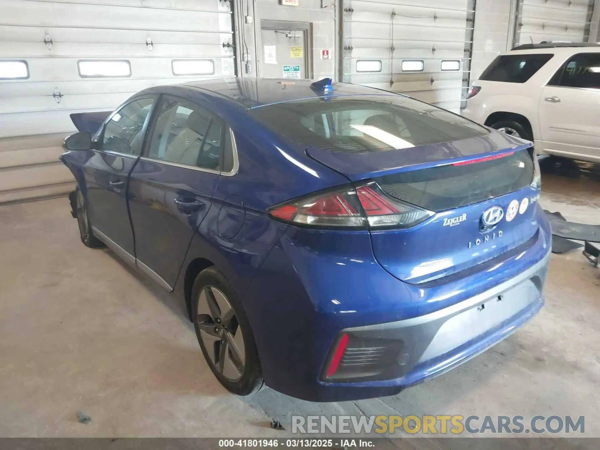 3 Photograph of a damaged car KMHC85LC0LU197222 HYUNDAI IONIQ HYBRID 2020