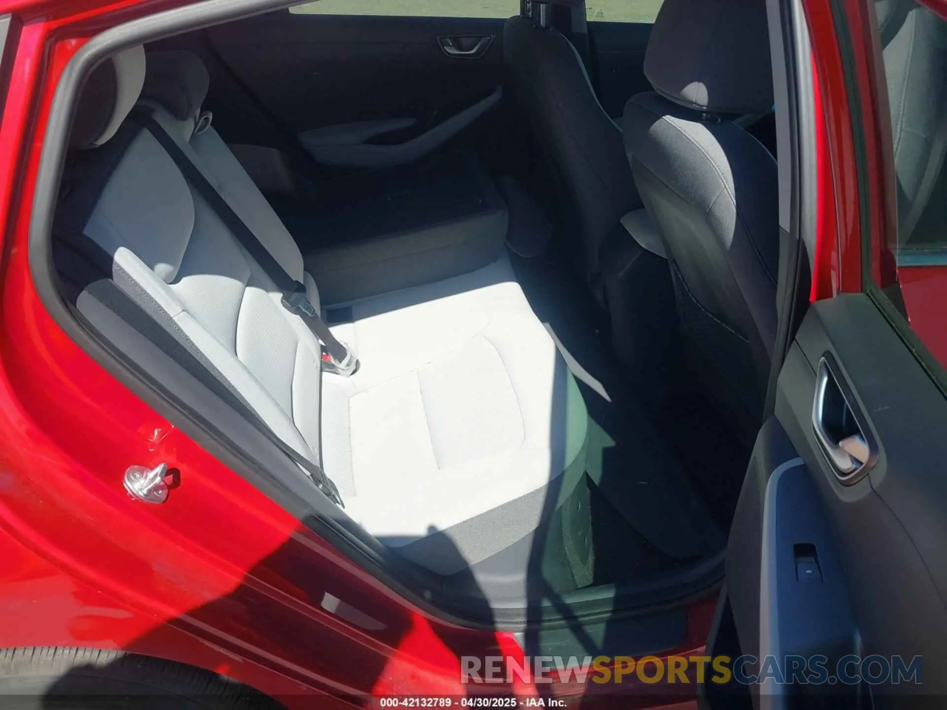 8 Photograph of a damaged car KMHC75LC4MU251111 HYUNDAI IONIQ HYBRID 2021
