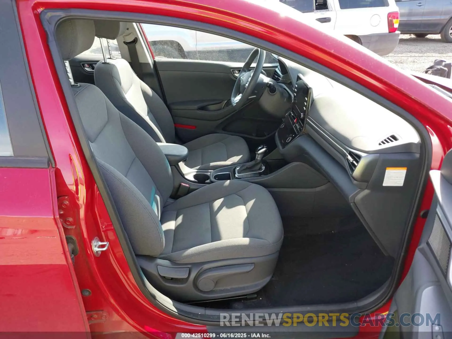 5 Photograph of a damaged car KMHC65LC6NU275429 HYUNDAI IONIQ HYBRID 2022