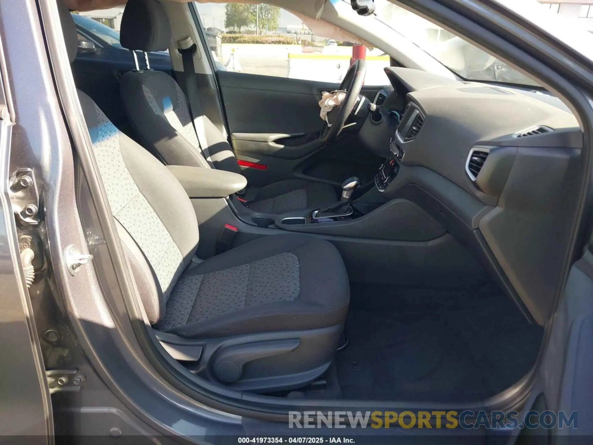 5 Photograph of a damaged car KMHC65LD3KU164521 HYUNDAI IONIQ PLUG-IN HYBRID 2019