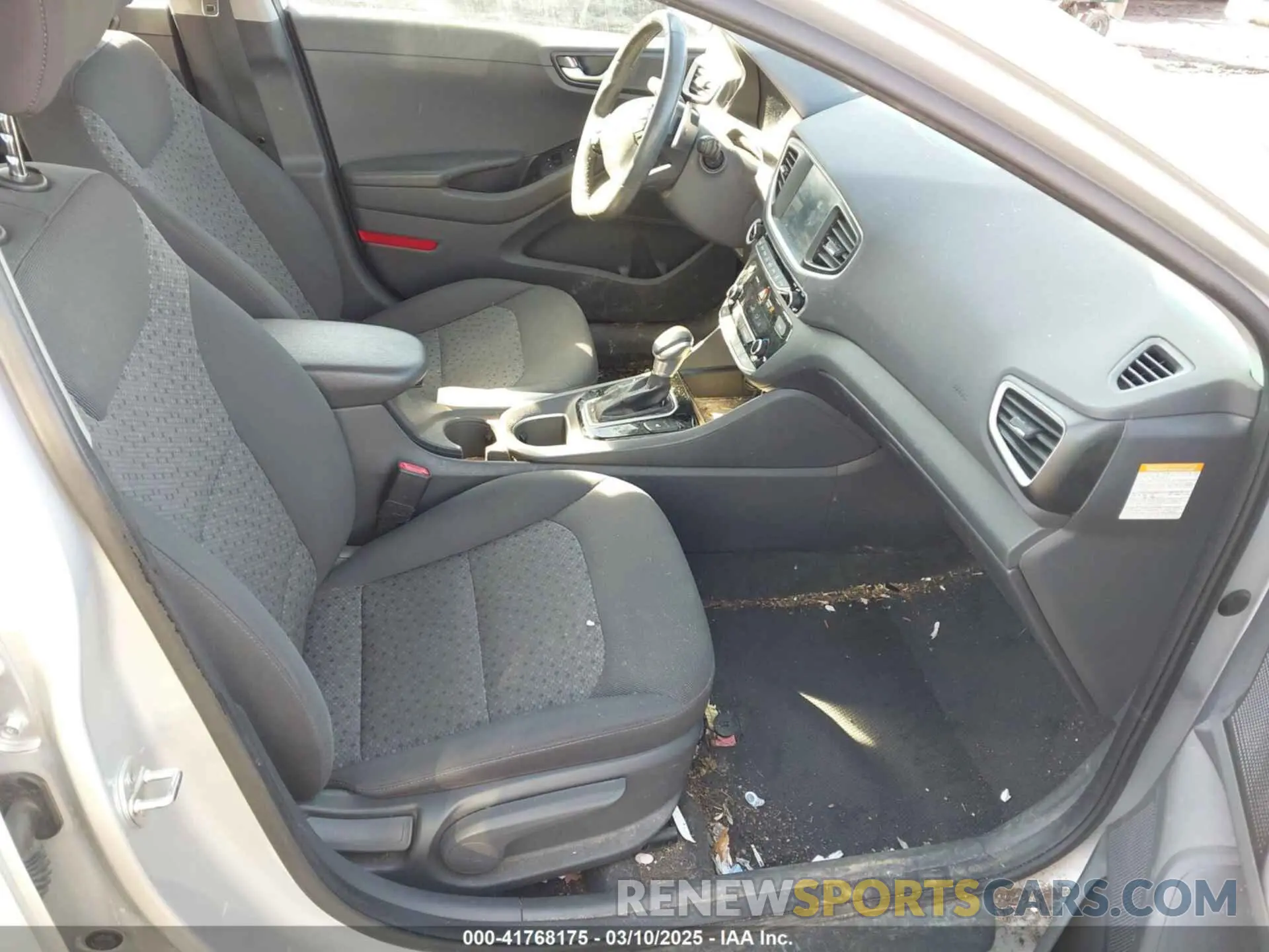 5 Photograph of a damaged car KMHC65LD4KU160218 HYUNDAI IONIQ PLUG-IN HYBRID 2019