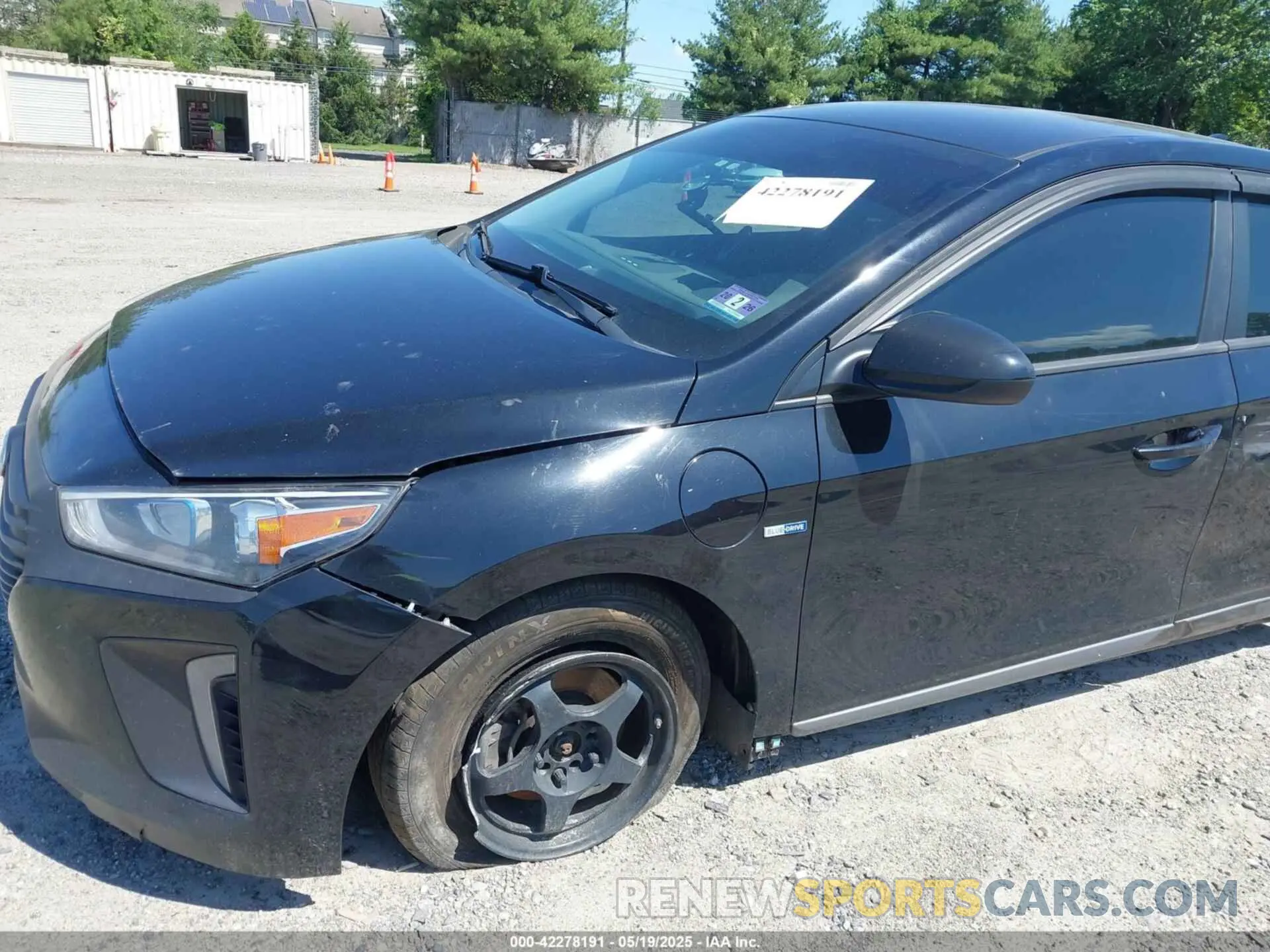 17 Photograph of a damaged car KMHC65LD5KU172667 HYUNDAI IONIQ PLUG-IN HYBRID 2019