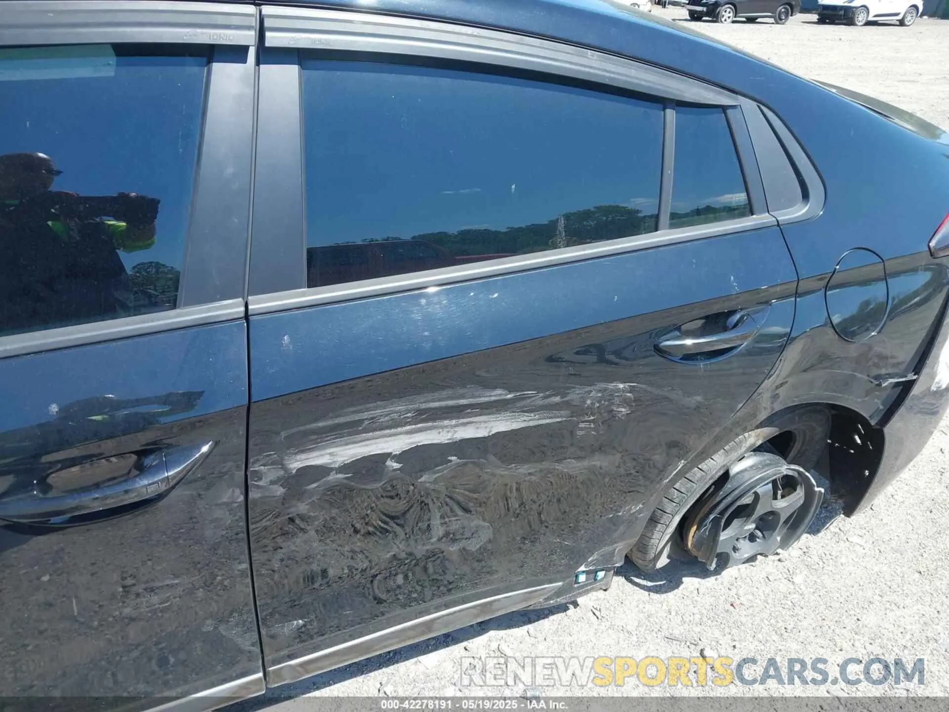 19 Photograph of a damaged car KMHC65LD5KU172667 HYUNDAI IONIQ PLUG-IN HYBRID 2019