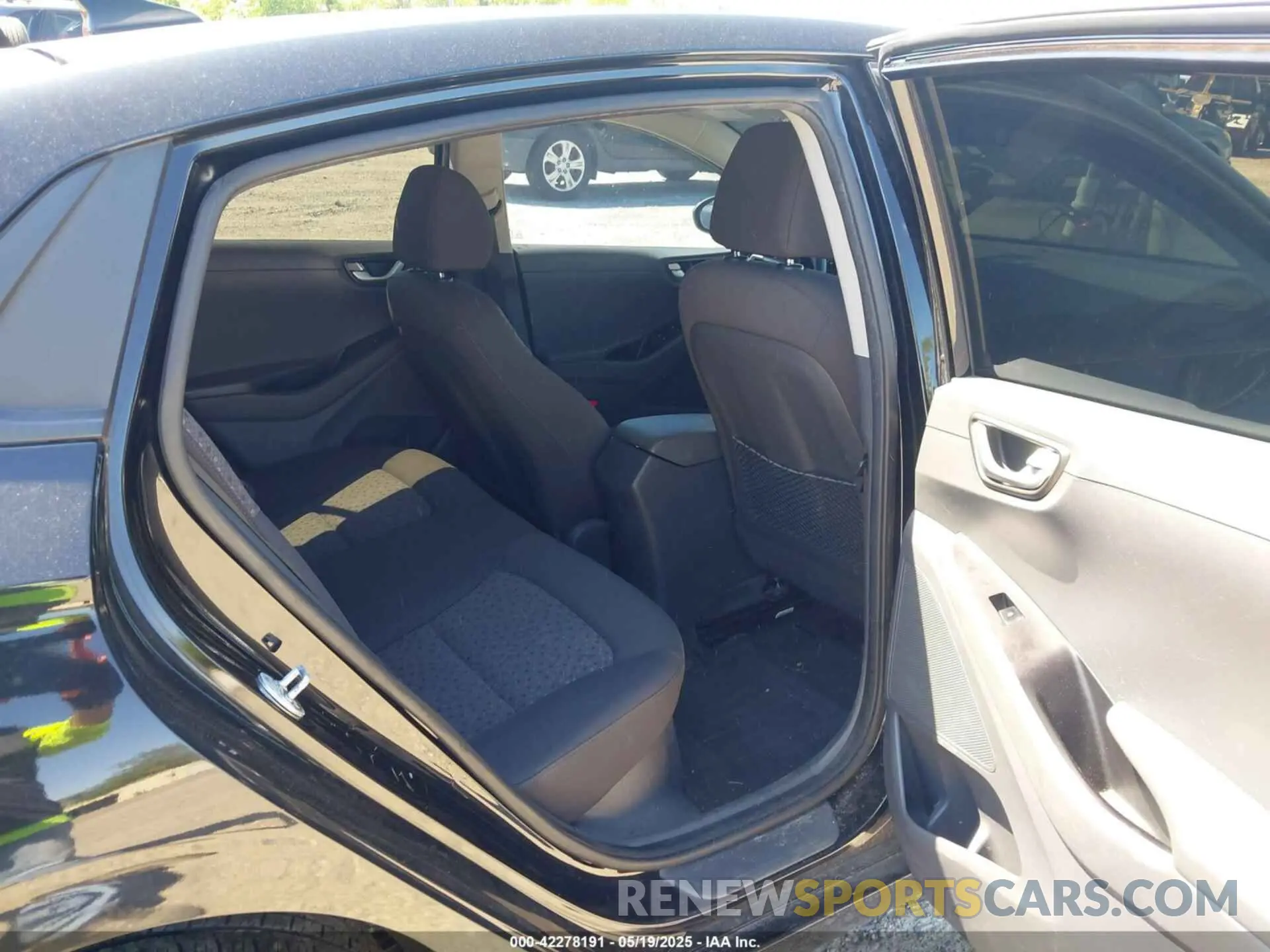 8 Photograph of a damaged car KMHC65LD5KU172667 HYUNDAI IONIQ PLUG-IN HYBRID 2019