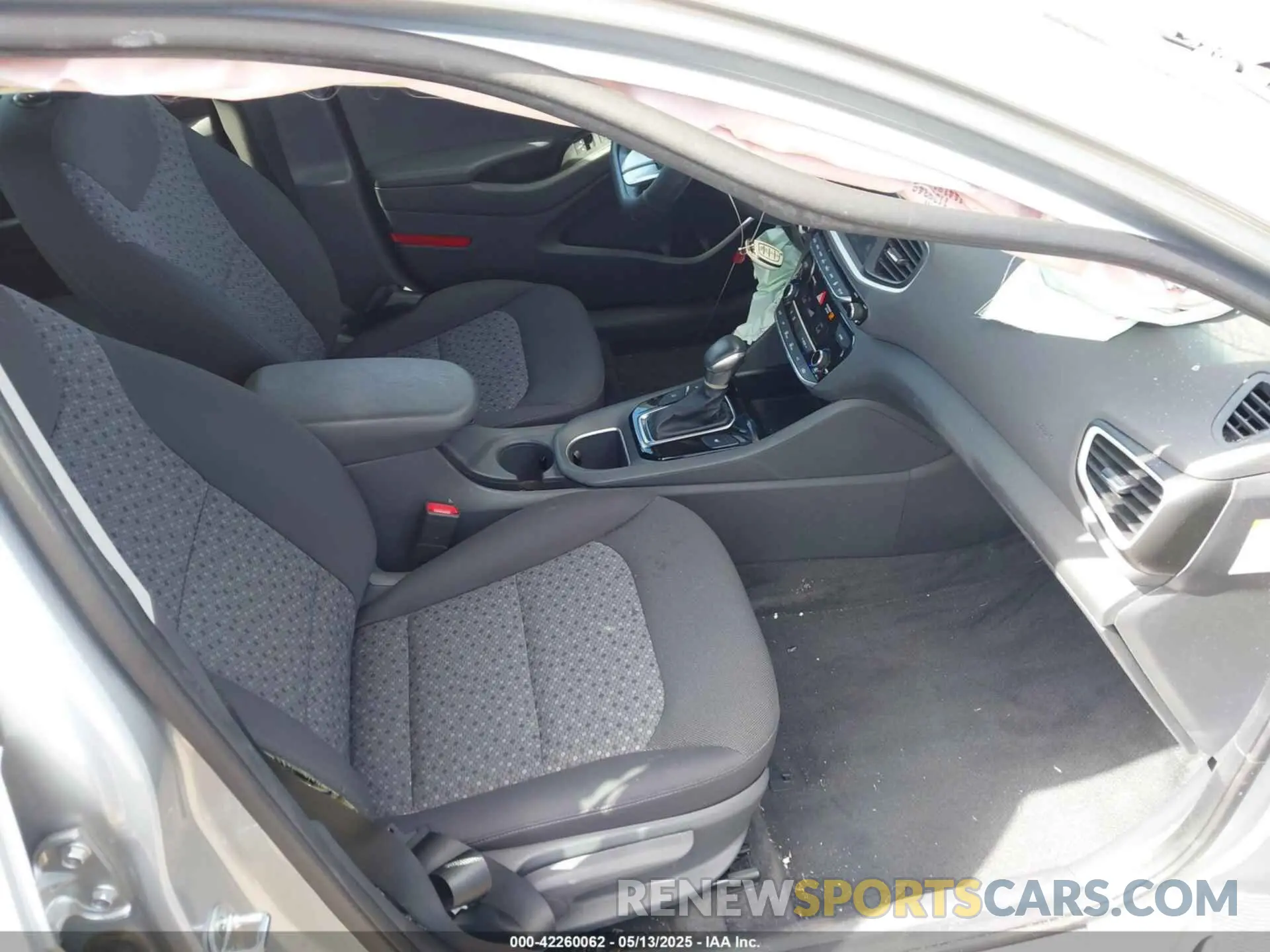 5 Photograph of a damaged car KMHC65LD9KU178942 HYUNDAI IONIQ PLUG-IN HYBRID 2019