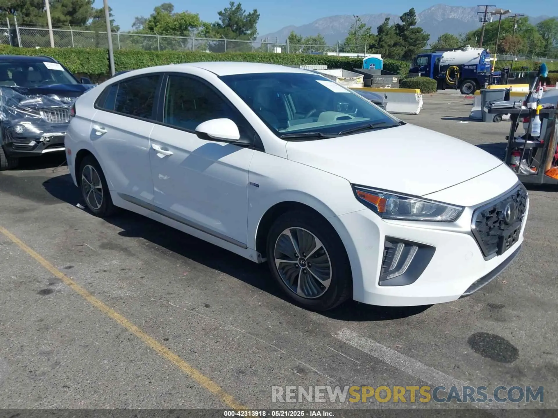 1 Photograph of a damaged car KMHC65LD8LU198343 HYUNDAI IONIQ PLUG-IN HYBRID 2020