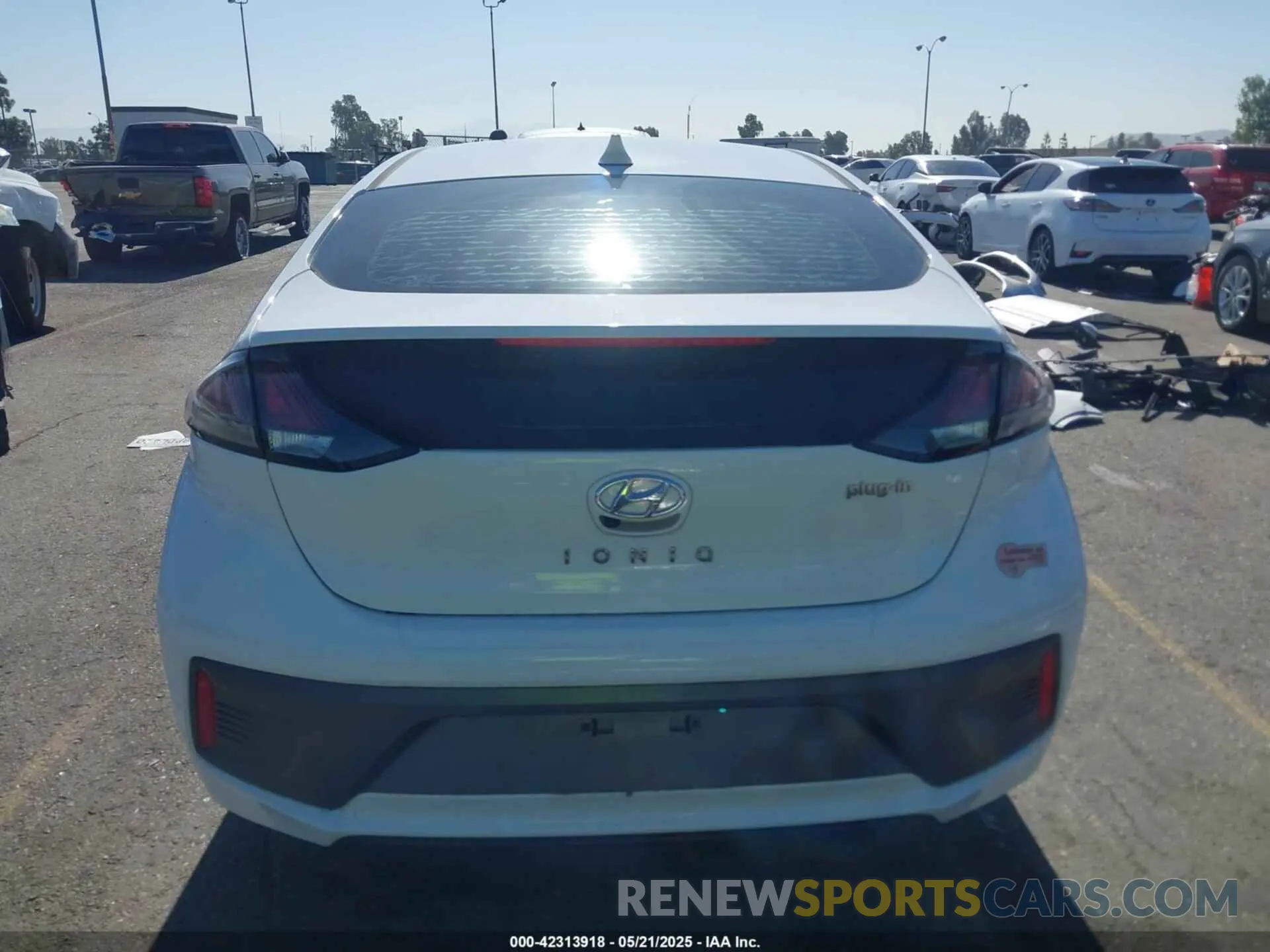 17 Photograph of a damaged car KMHC65LD8LU198343 HYUNDAI IONIQ PLUG-IN HYBRID 2020
