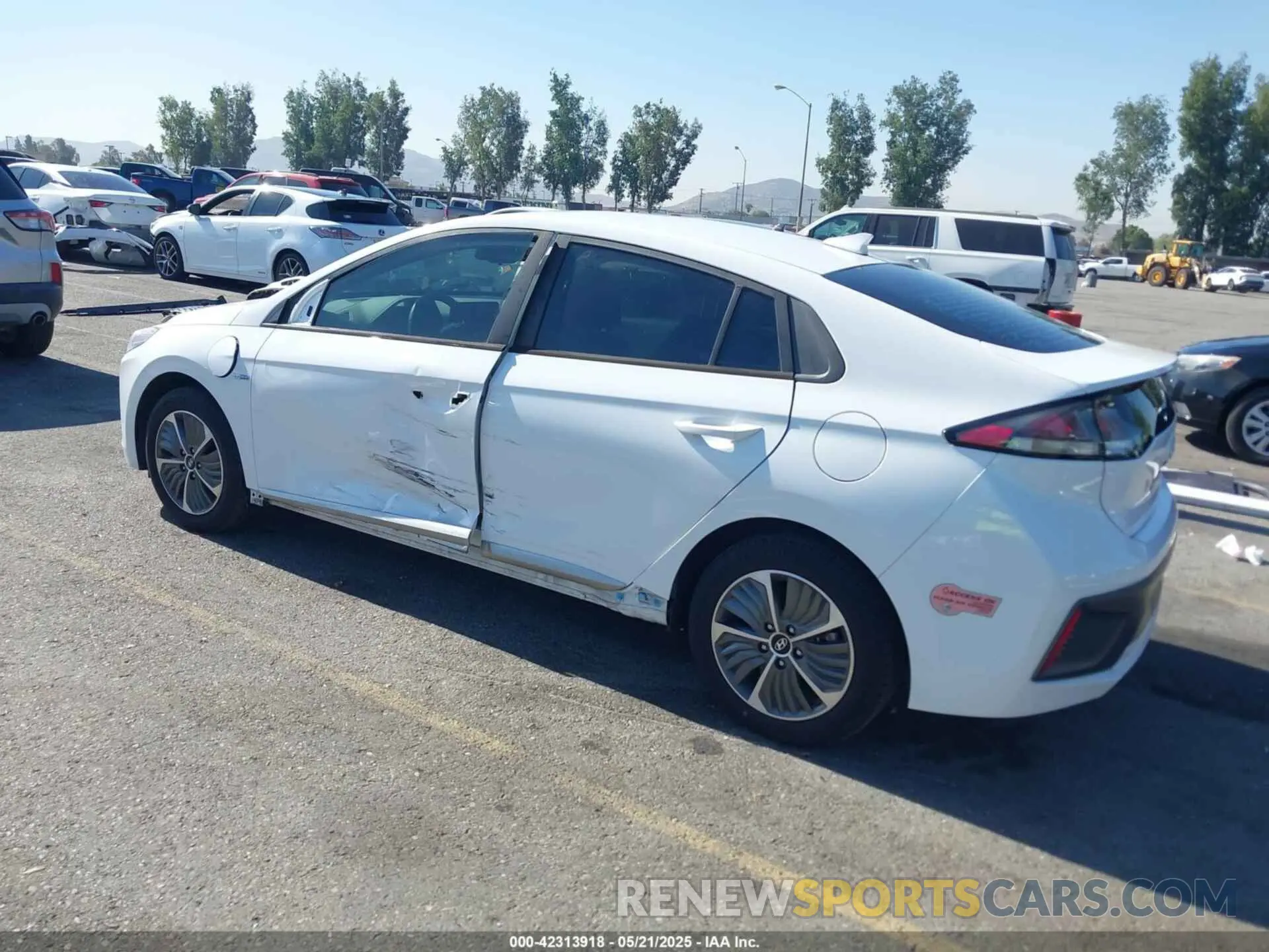 3 Photograph of a damaged car KMHC65LD8LU198343 HYUNDAI IONIQ PLUG-IN HYBRID 2020