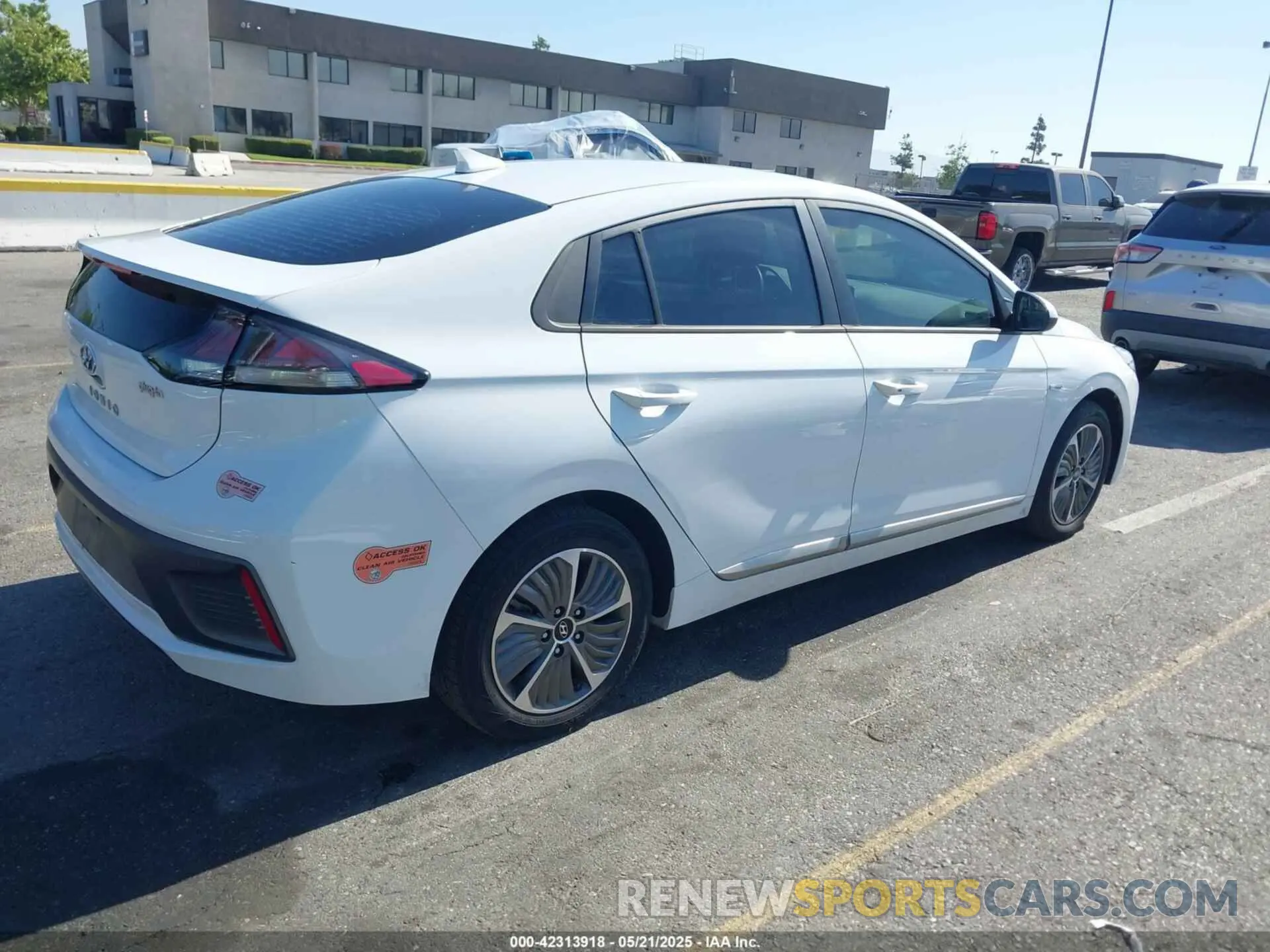4 Photograph of a damaged car KMHC65LD8LU198343 HYUNDAI IONIQ PLUG-IN HYBRID 2020