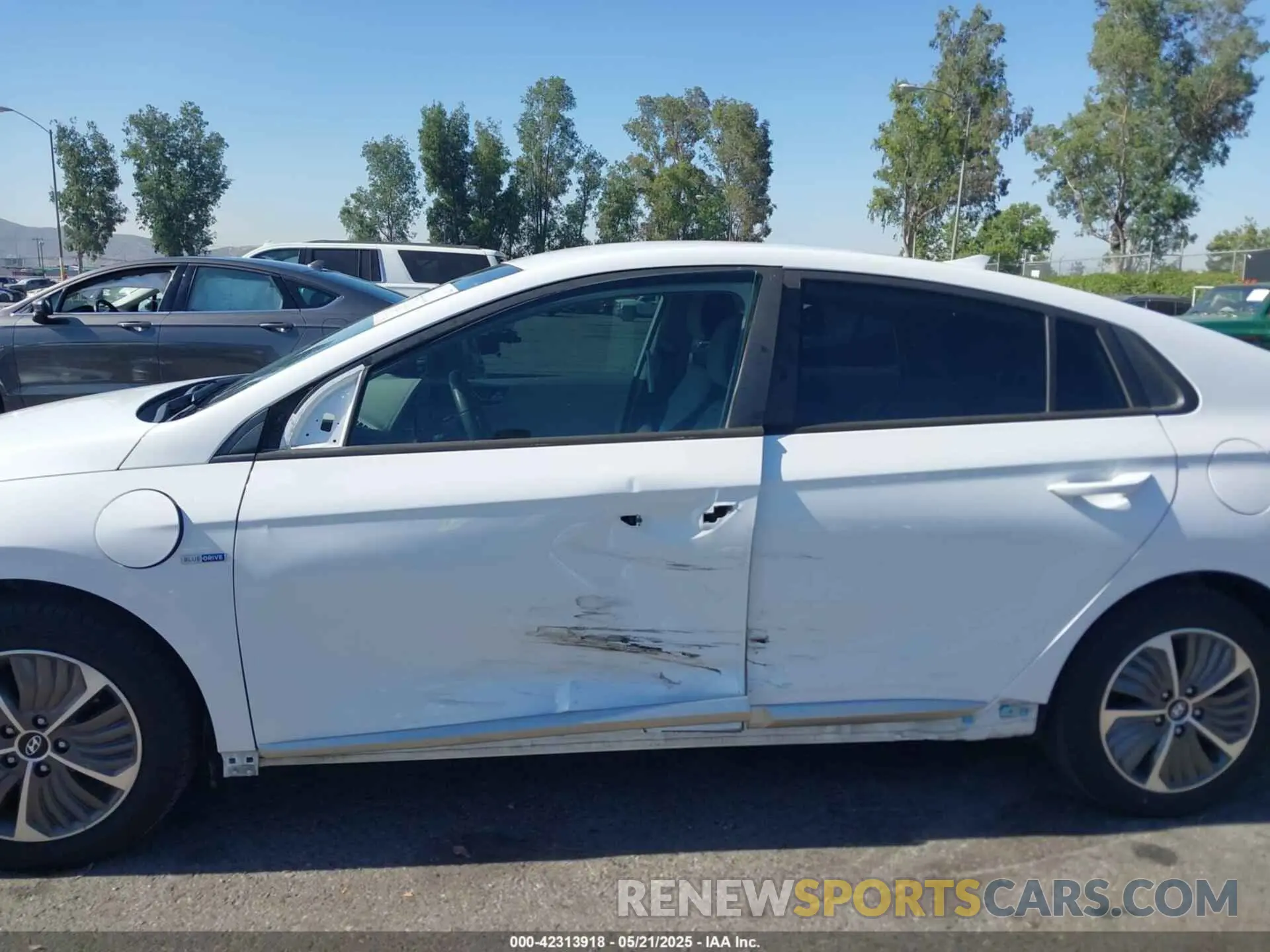 6 Photograph of a damaged car KMHC65LD8LU198343 HYUNDAI IONIQ PLUG-IN HYBRID 2020
