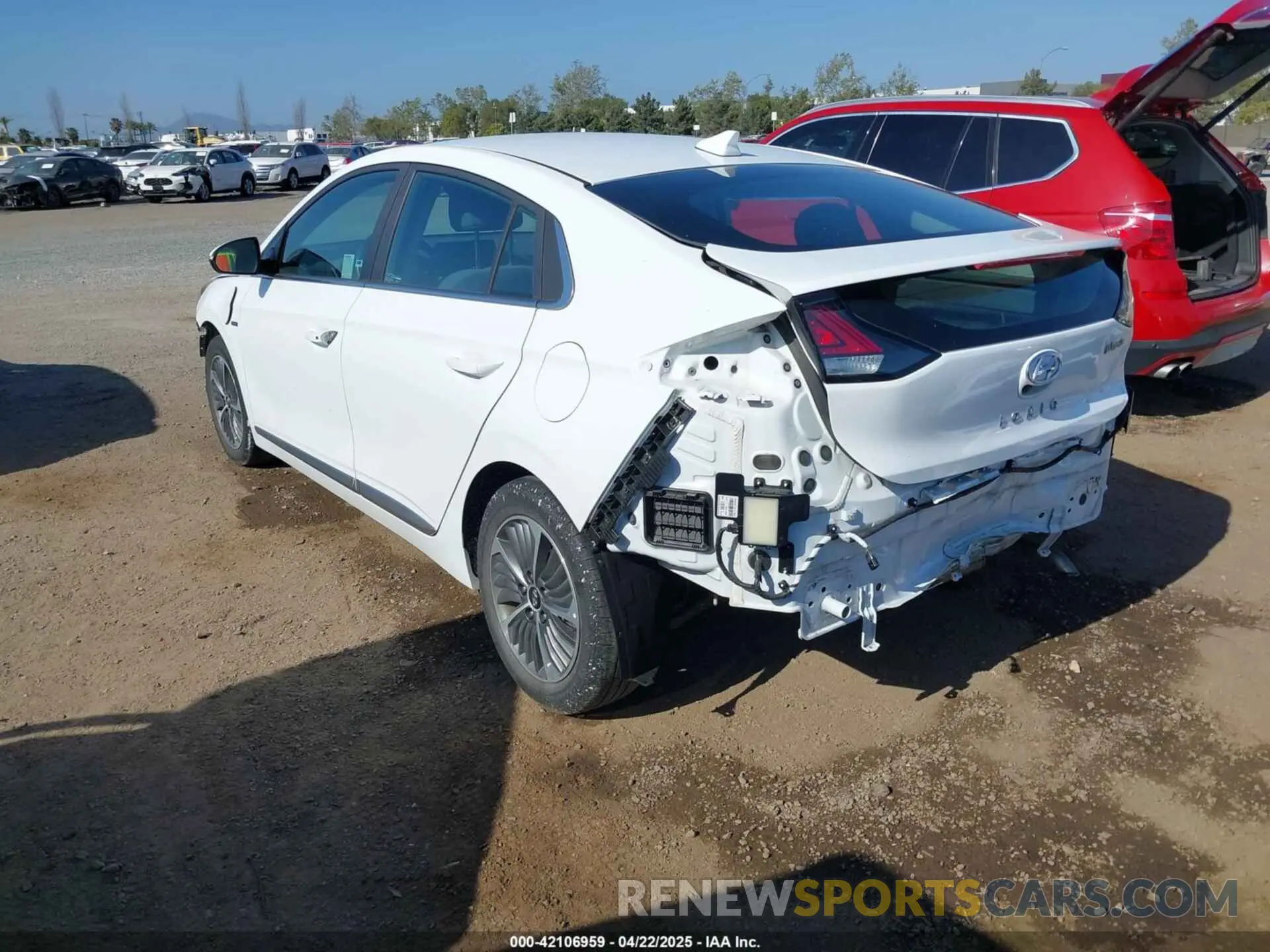 3 Photograph of a damaged car KMHC75LD3LU198912 HYUNDAI IONIQ PLUG-IN HYBRID 2020