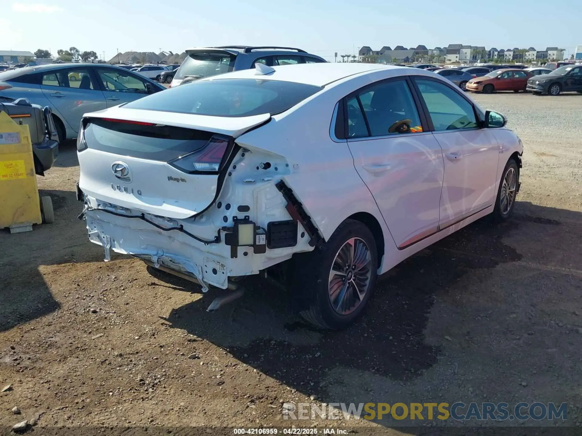 4 Photograph of a damaged car KMHC75LD3LU198912 HYUNDAI IONIQ PLUG-IN HYBRID 2020