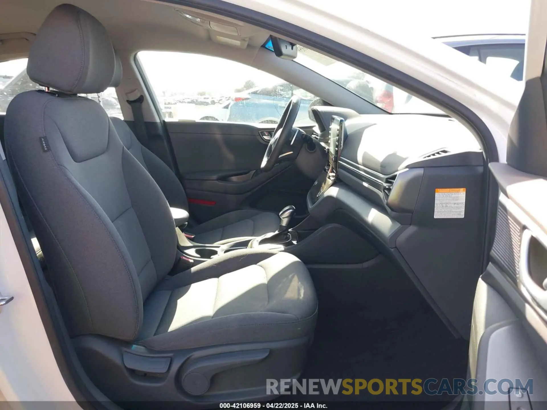 5 Photograph of a damaged car KMHC75LD3LU198912 HYUNDAI IONIQ PLUG-IN HYBRID 2020