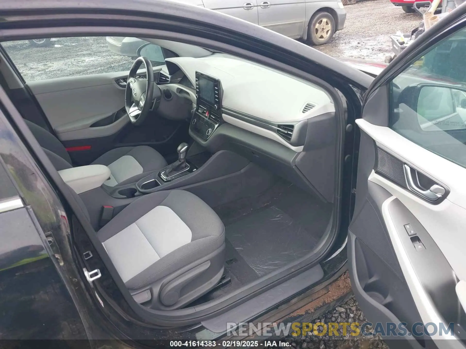 5 Photograph of a damaged car KMHC75LD3LU227308 HYUNDAI IONIQ PLUG-IN HYBRID 2020