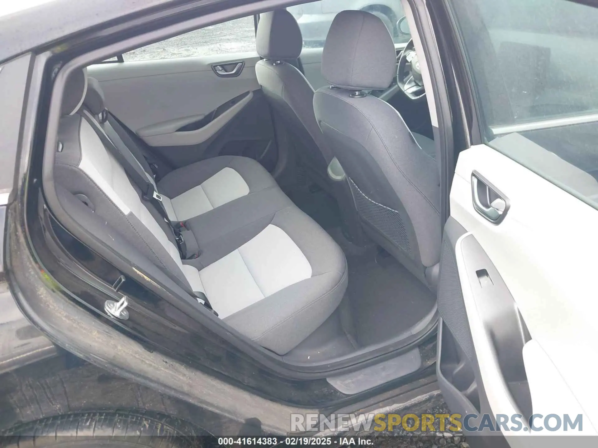 8 Photograph of a damaged car KMHC75LD3LU227308 HYUNDAI IONIQ PLUG-IN HYBRID 2020