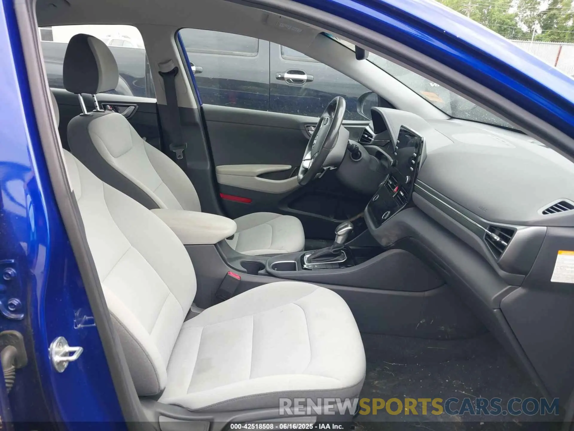 5 Photograph of a damaged car KMHC75LD0NU273701 HYUNDAI IONIQ PLUG-IN HYBRID 2022