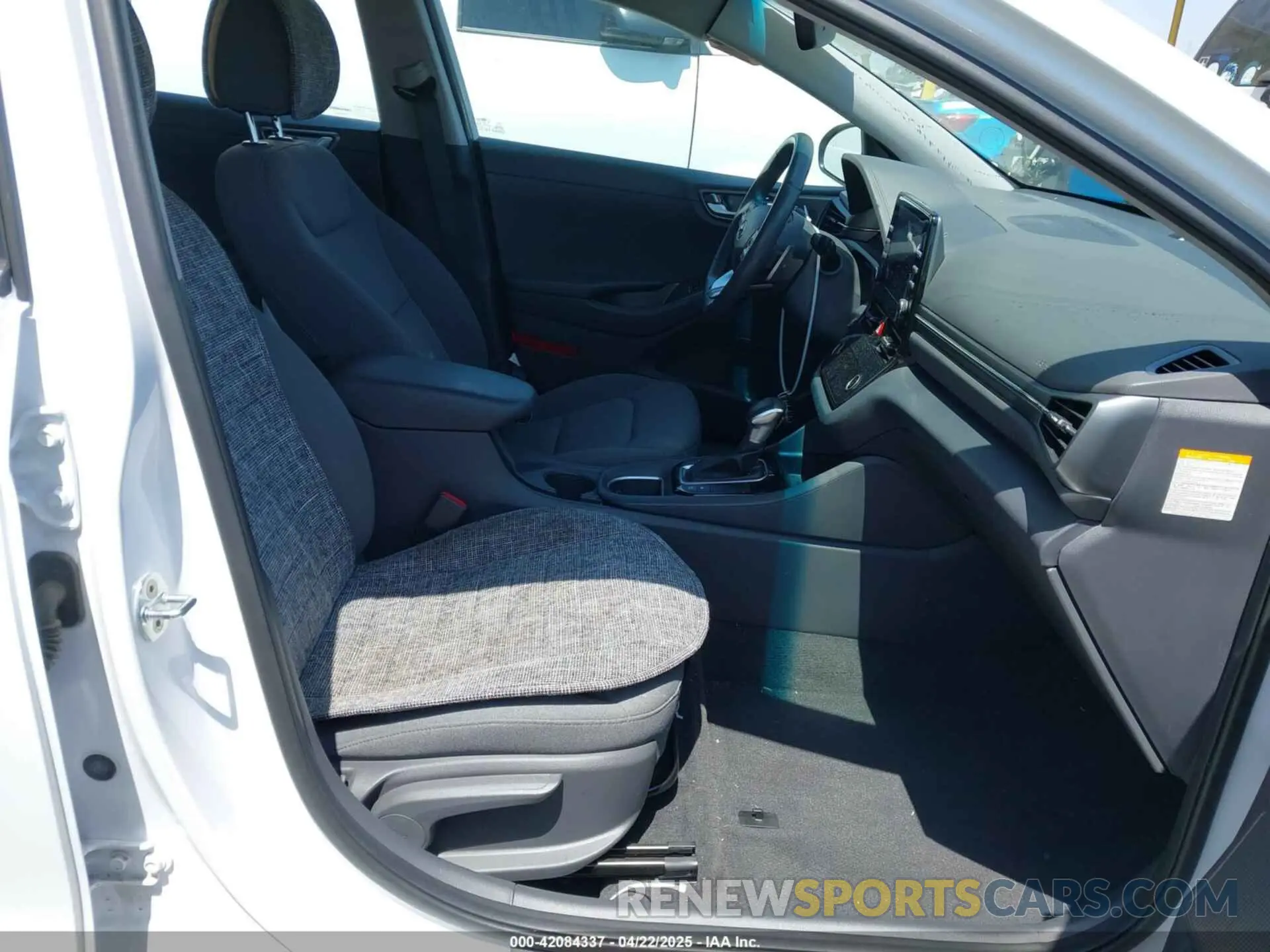 5 Photograph of a damaged car KMHC75LD7NU265630 HYUNDAI IONIQ PLUG-IN HYBRID 2022