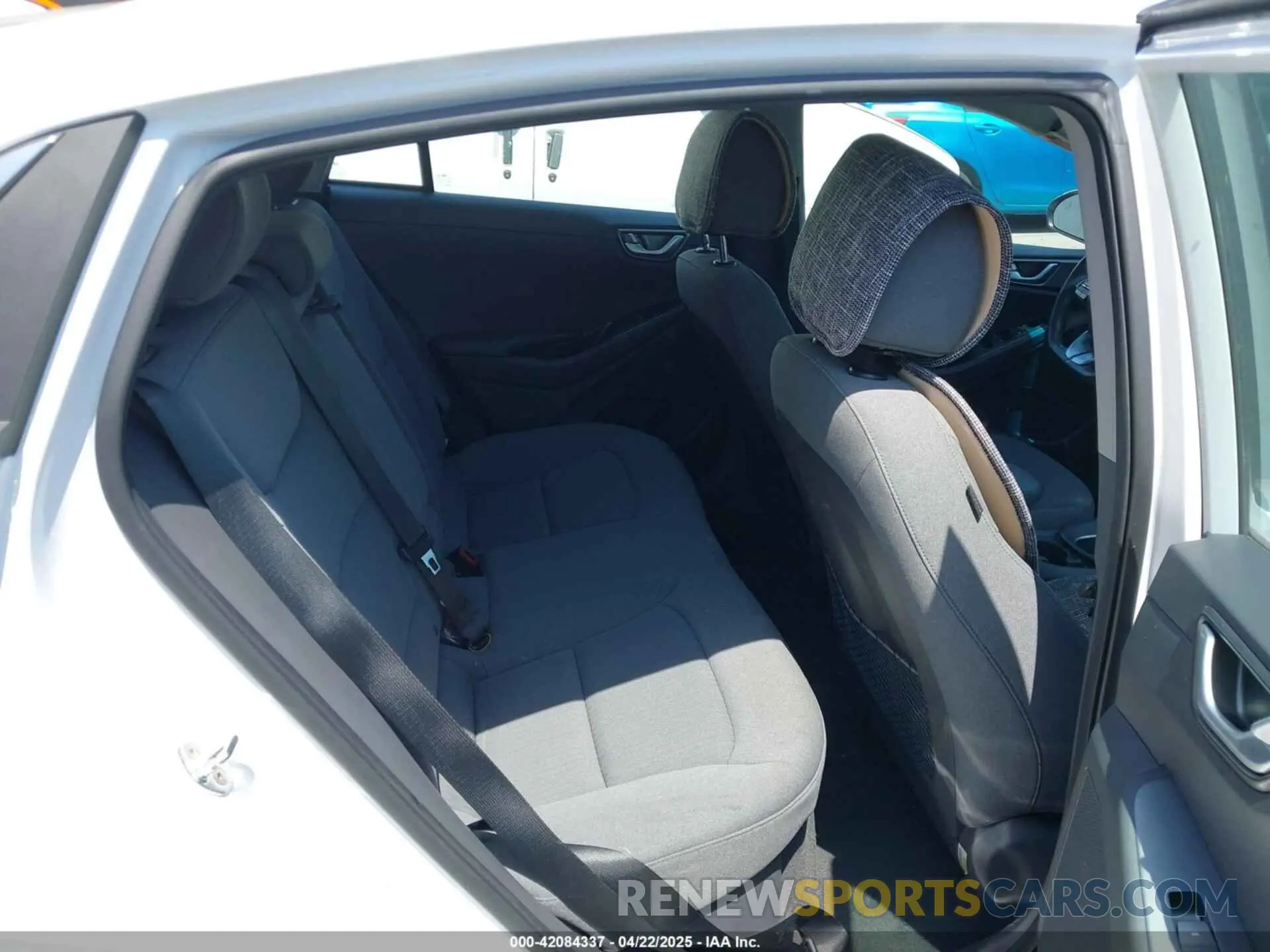 8 Photograph of a damaged car KMHC75LD7NU265630 HYUNDAI IONIQ PLUG-IN HYBRID 2022