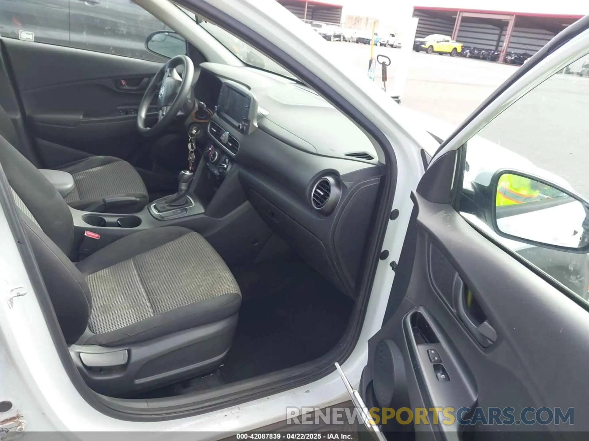 5 Photograph of a damaged car KM8K12AA1KU379235 HYUNDAI KONA 2019