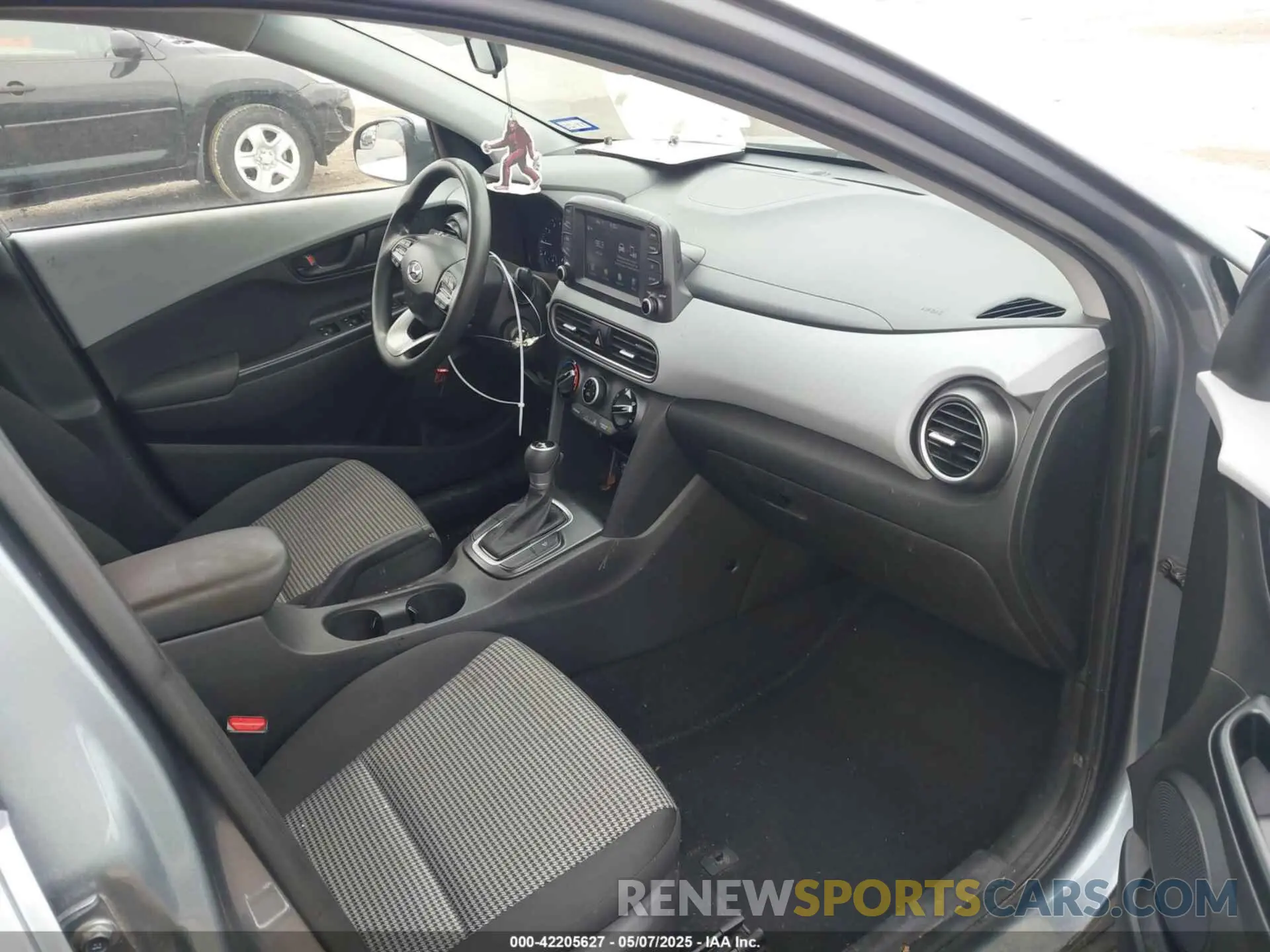 5 Photograph of a damaged car KM8K12AA7KU302093 HYUNDAI KONA 2019