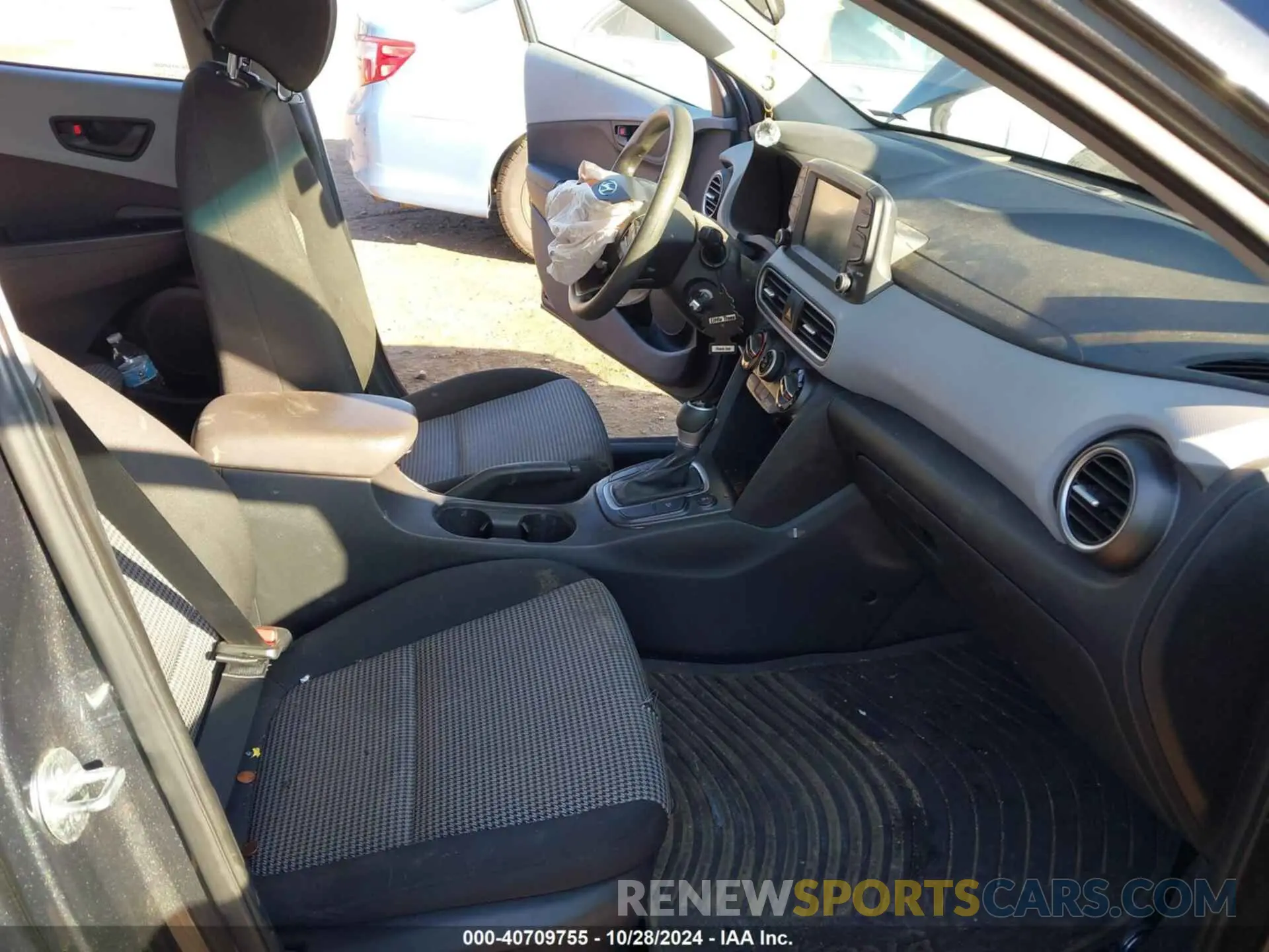 5 Photograph of a damaged car KM8K1CAA1KU302788 HYUNDAI KONA 2019