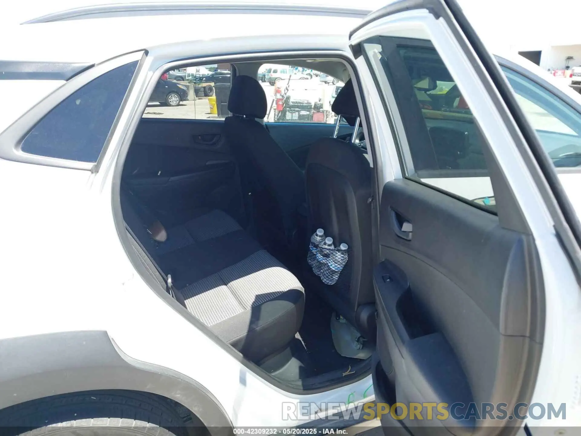 8 Photograph of a damaged car KM8K6CAA9KU256287 HYUNDAI KONA 2019