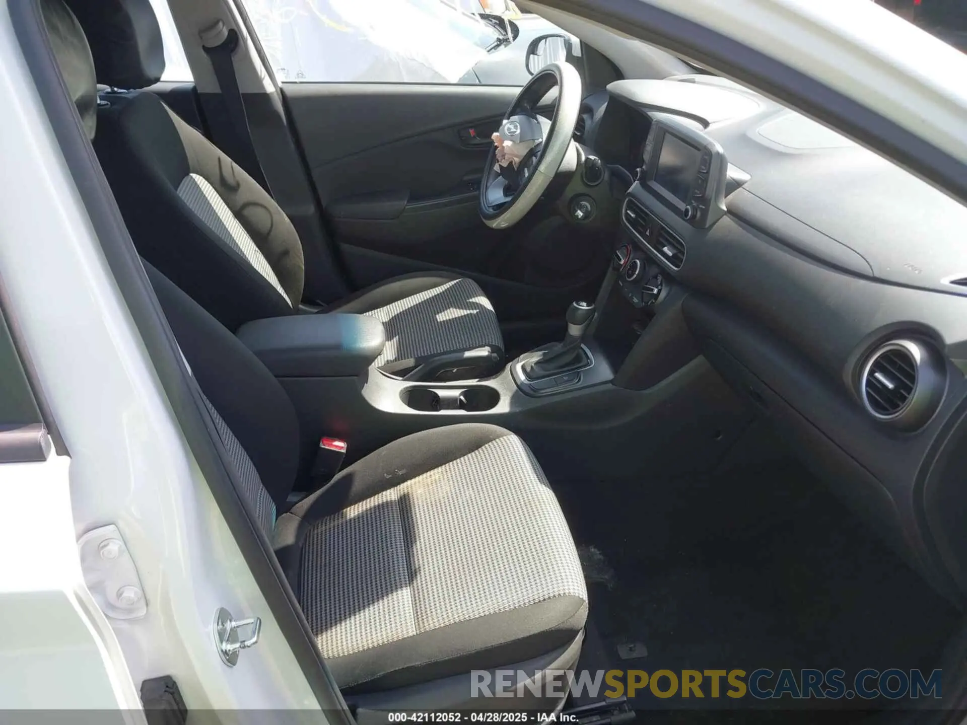 5 Photograph of a damaged car KM8K12AA1LU454338 HYUNDAI KONA 2020