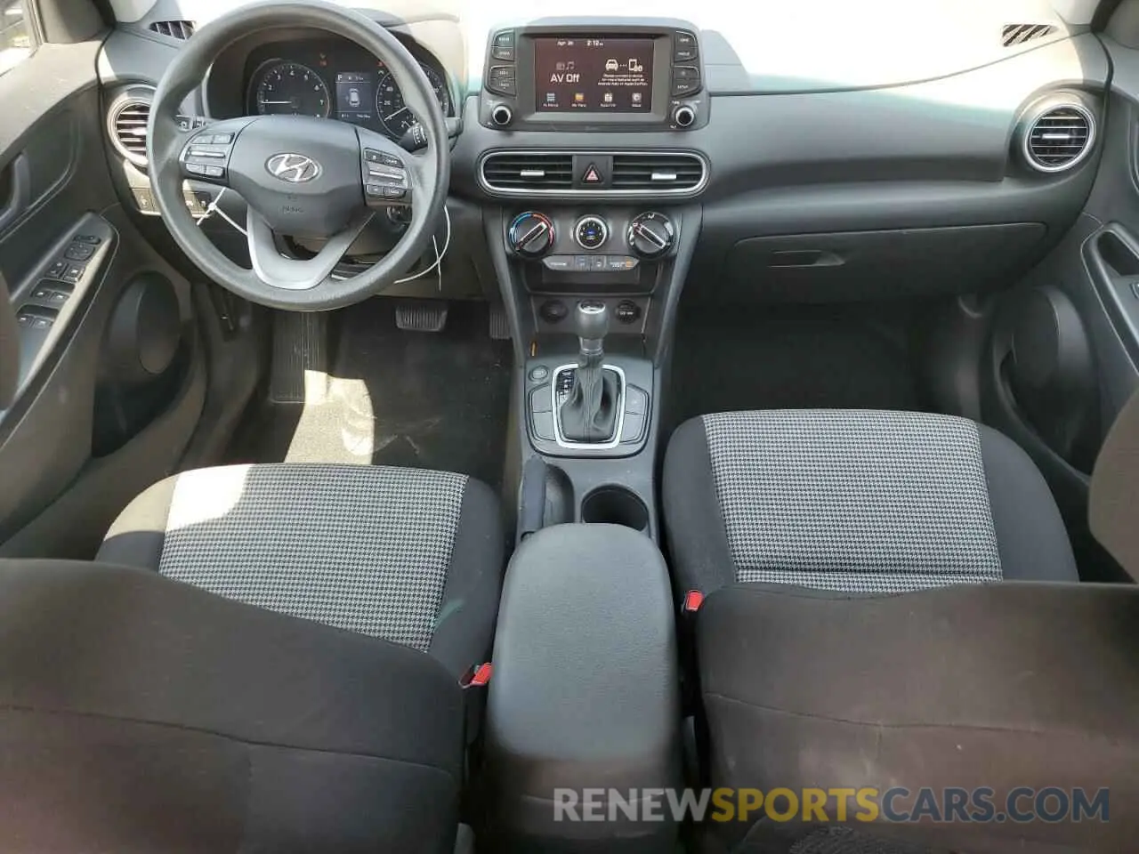 8 Photograph of a damaged car KM8K12AA6LU430973 HYUNDAI KONA 2020