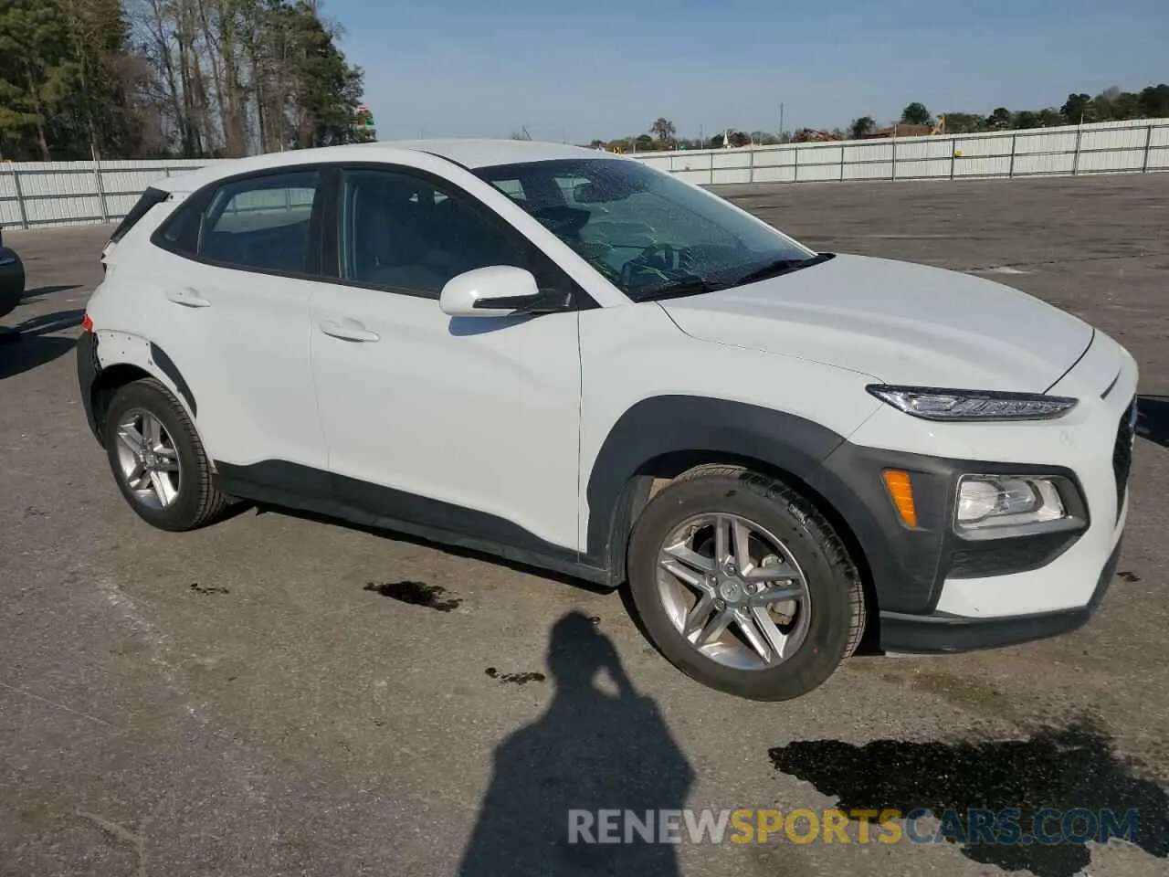 4 Photograph of a damaged car KM8K12AAXLU514617 HYUNDAI KONA 2020