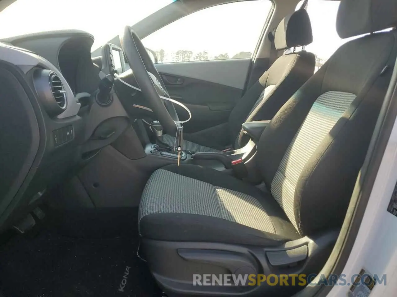 7 Photograph of a damaged car KM8K12AAXLU514617 HYUNDAI KONA 2020