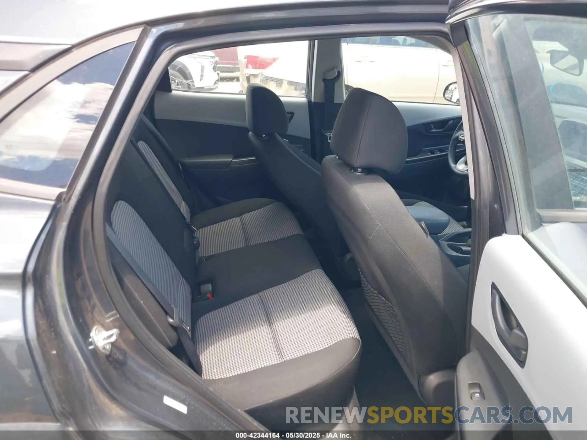 8 Photograph of a damaged car KM8K1CAA2LU415067 HYUNDAI KONA 2020