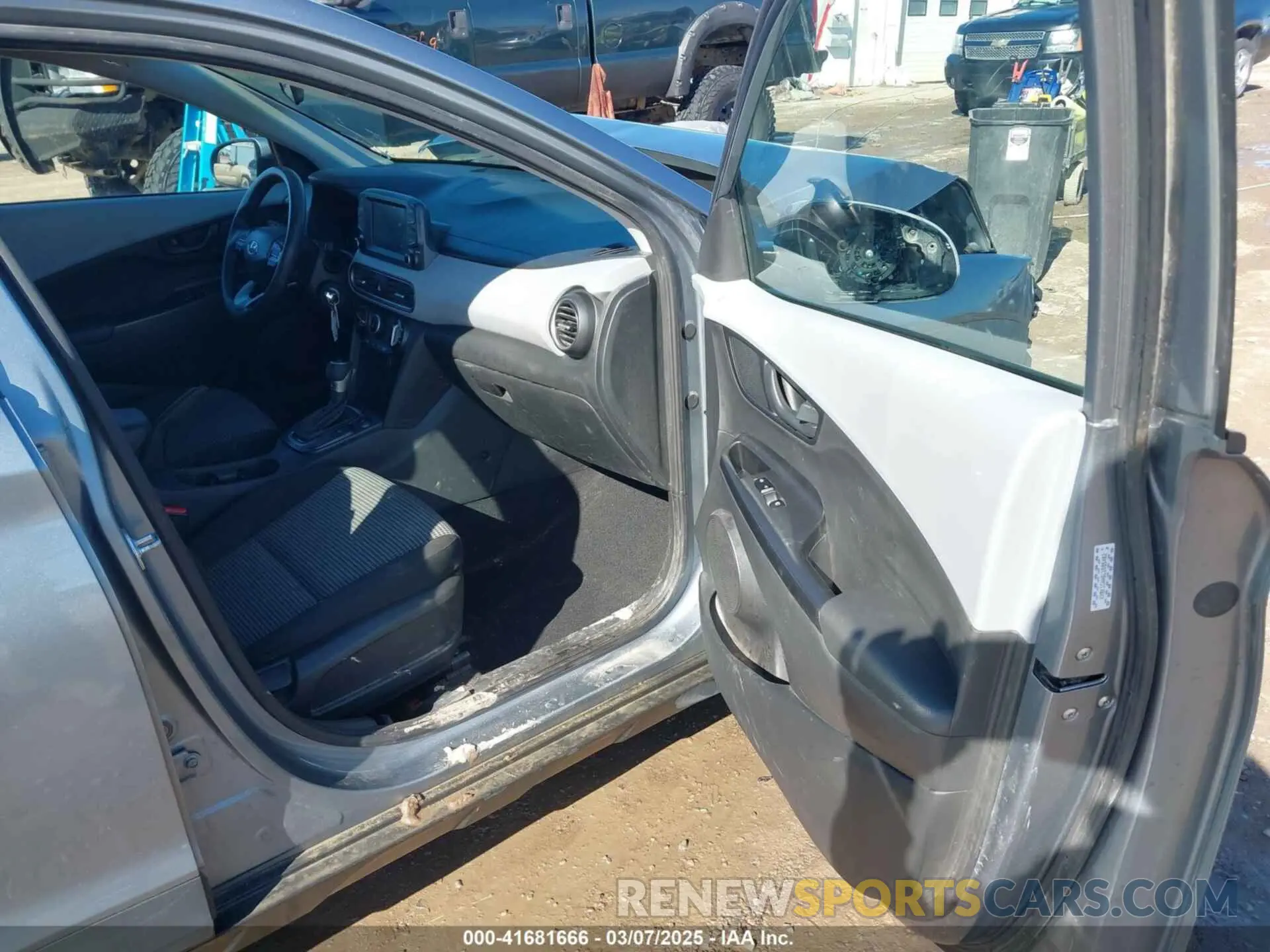5 Photograph of a damaged car KM8K1CAA6LU585402 HYUNDAI KONA 2020
