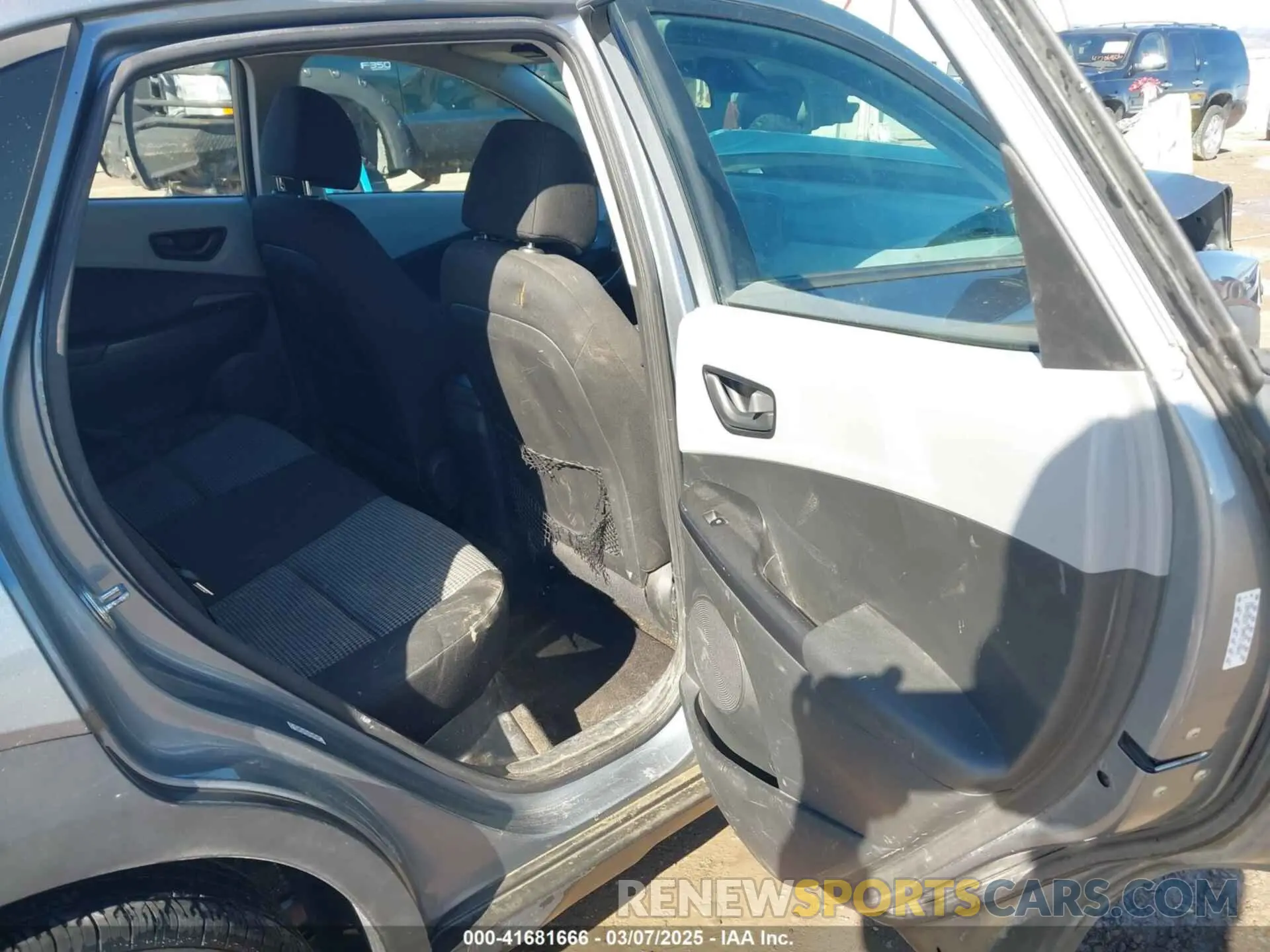 8 Photograph of a damaged car KM8K1CAA6LU585402 HYUNDAI KONA 2020