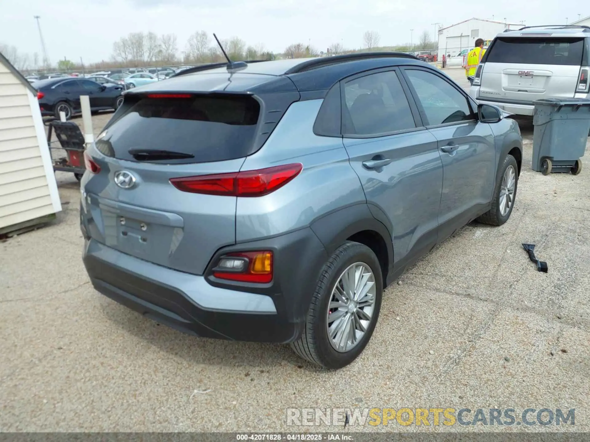 4 Photograph of a damaged car KM8K22AA0LU450469 HYUNDAI KONA 2020