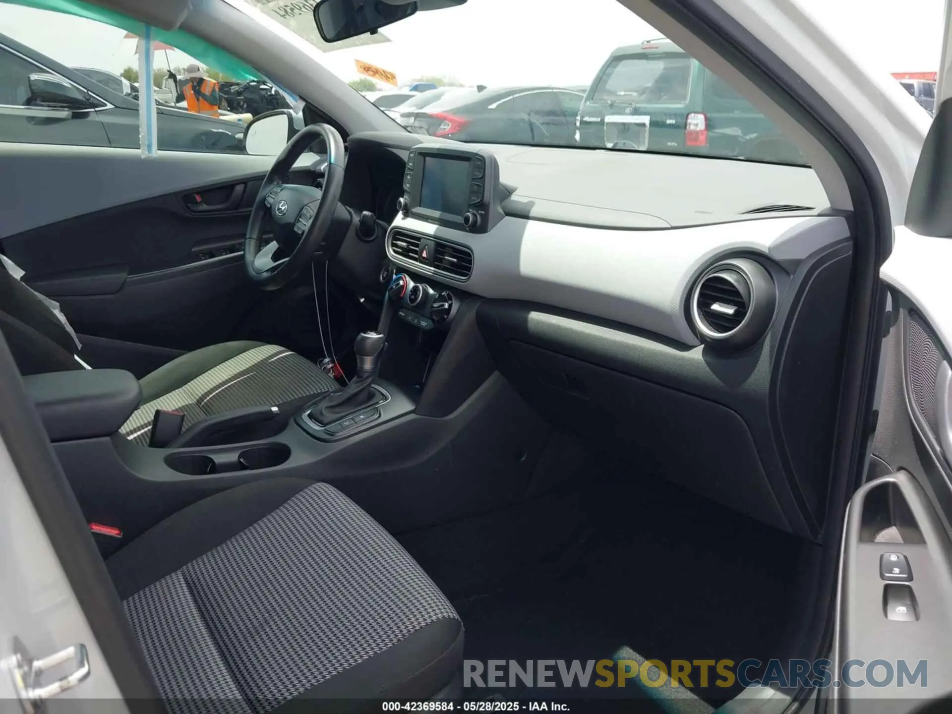 5 Photograph of a damaged car KM8K22AA3LU552610 HYUNDAI KONA 2020