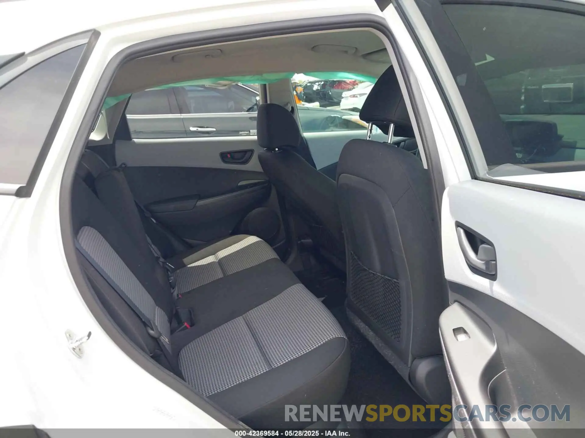 8 Photograph of a damaged car KM8K22AA3LU552610 HYUNDAI KONA 2020