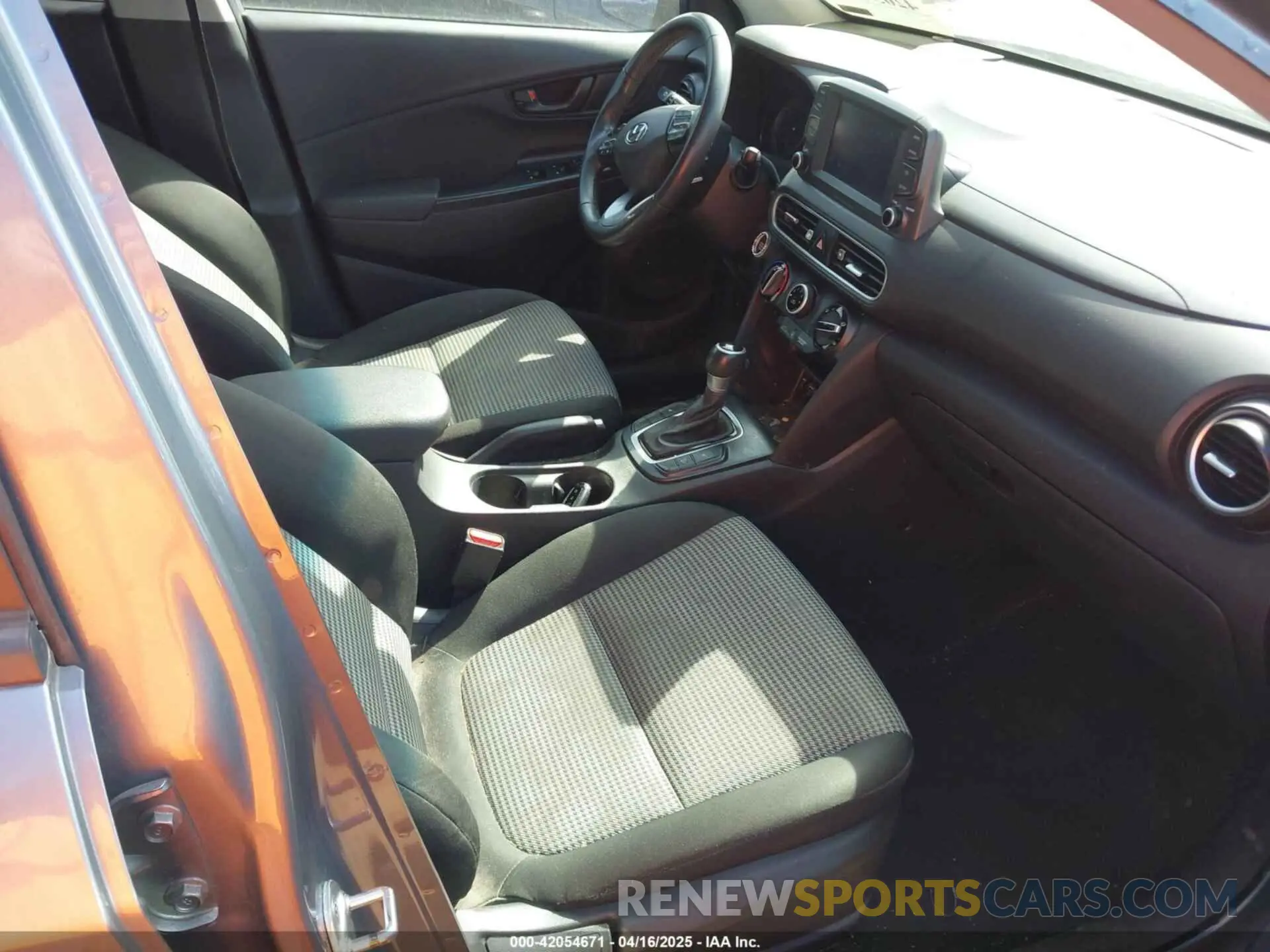 5 Photograph of a damaged car KM8K22AA8LU463647 HYUNDAI KONA 2020