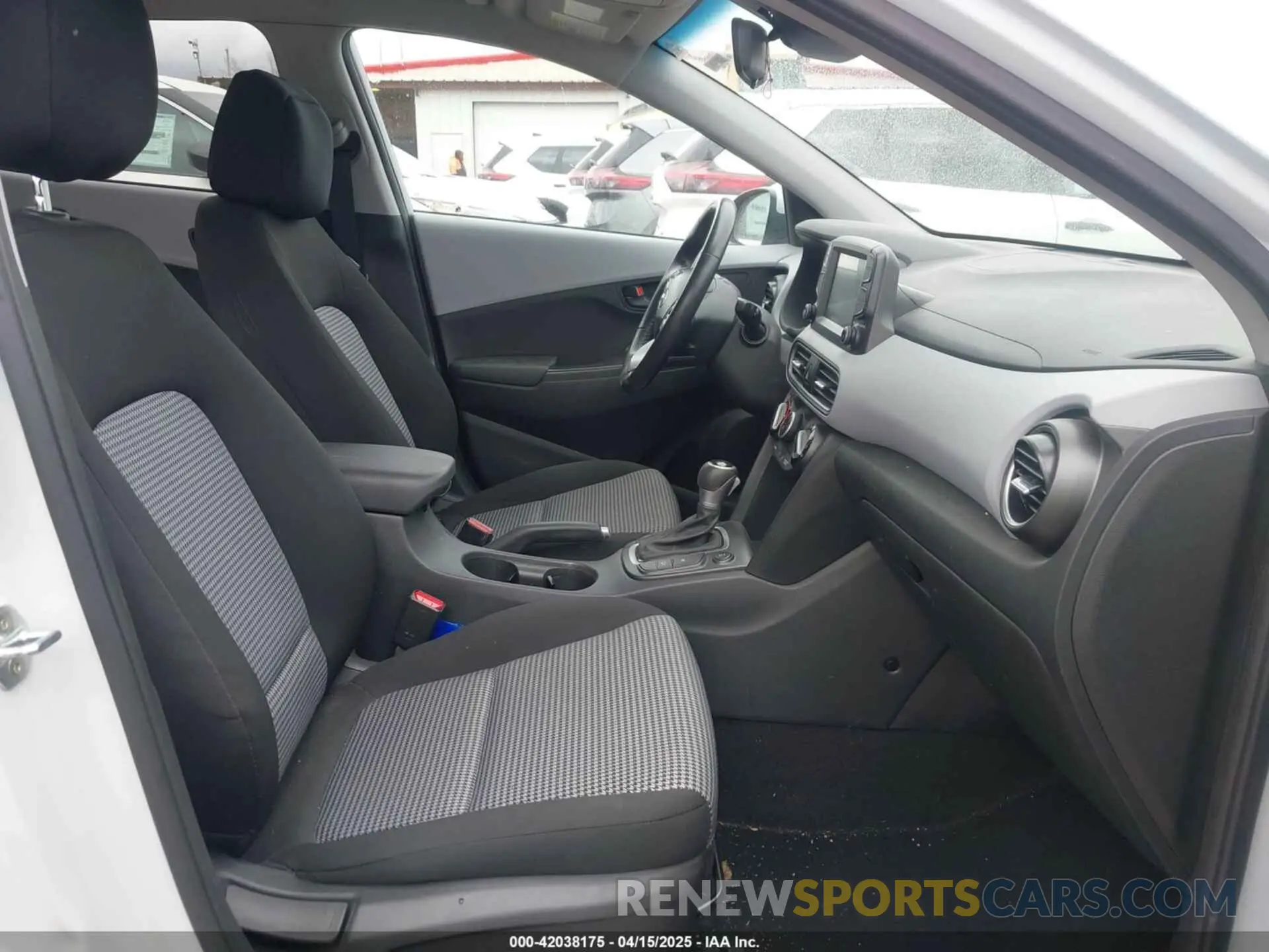 5 Photograph of a damaged car KM8K2CAA0LU569113 HYUNDAI KONA 2020
