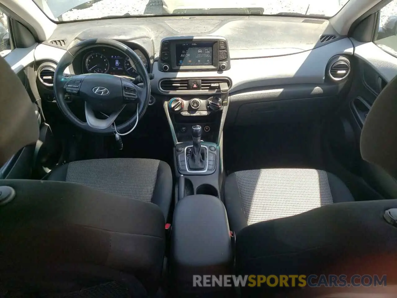 8 Photograph of a damaged car KM8K2CAA8LU475853 HYUNDAI KONA 2020