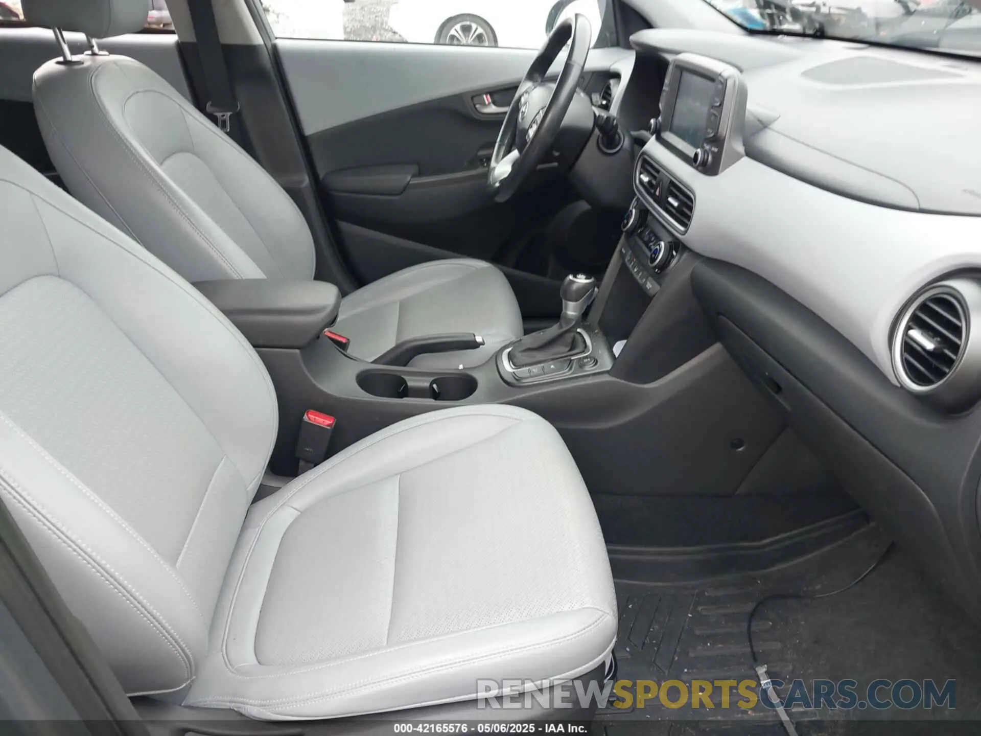 5 Photograph of a damaged car KM8K3CA5XLU396152 HYUNDAI KONA 2020