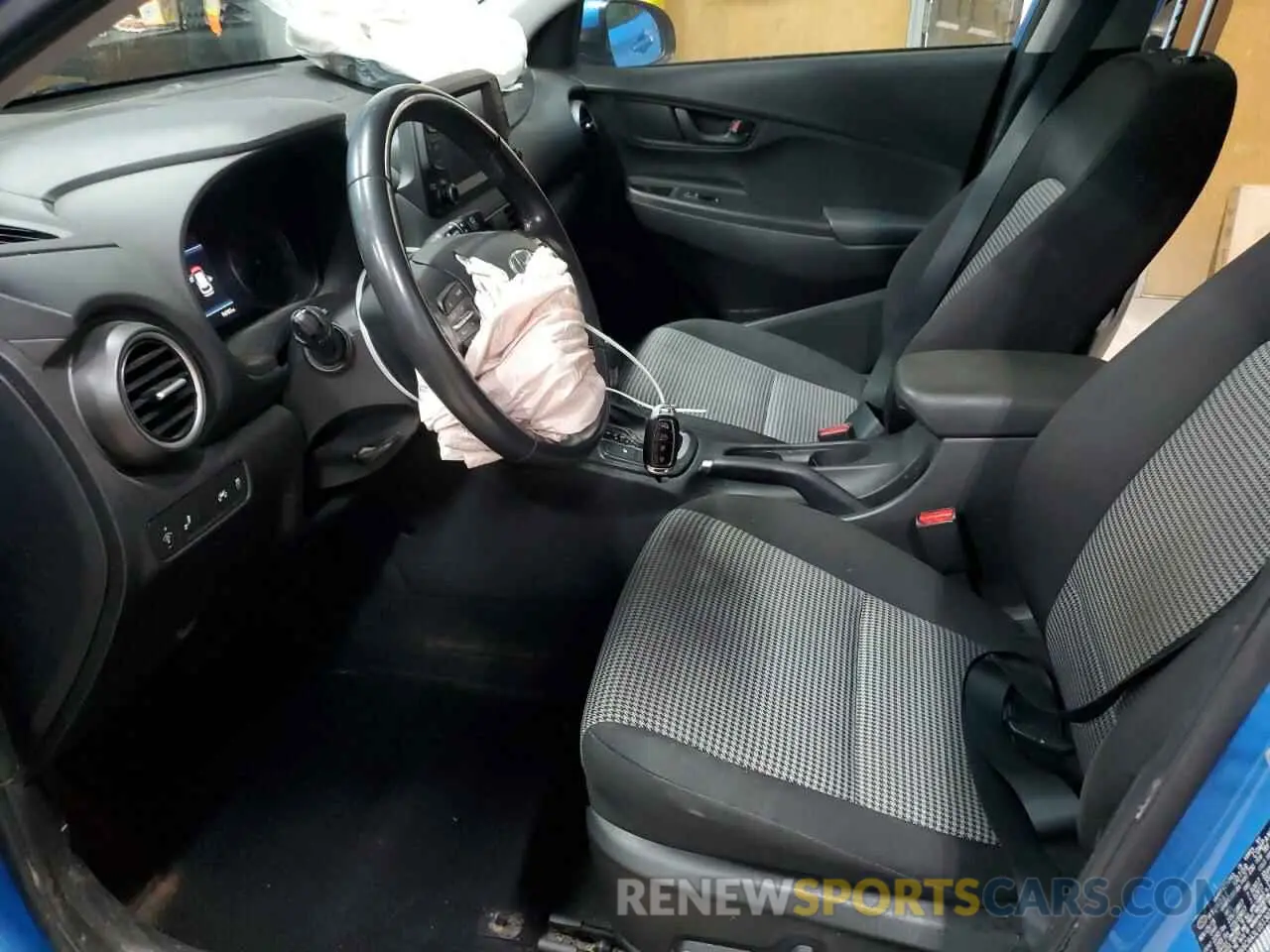 7 Photograph of a damaged car KM8K6CAA3LU513025 HYUNDAI KONA 2020