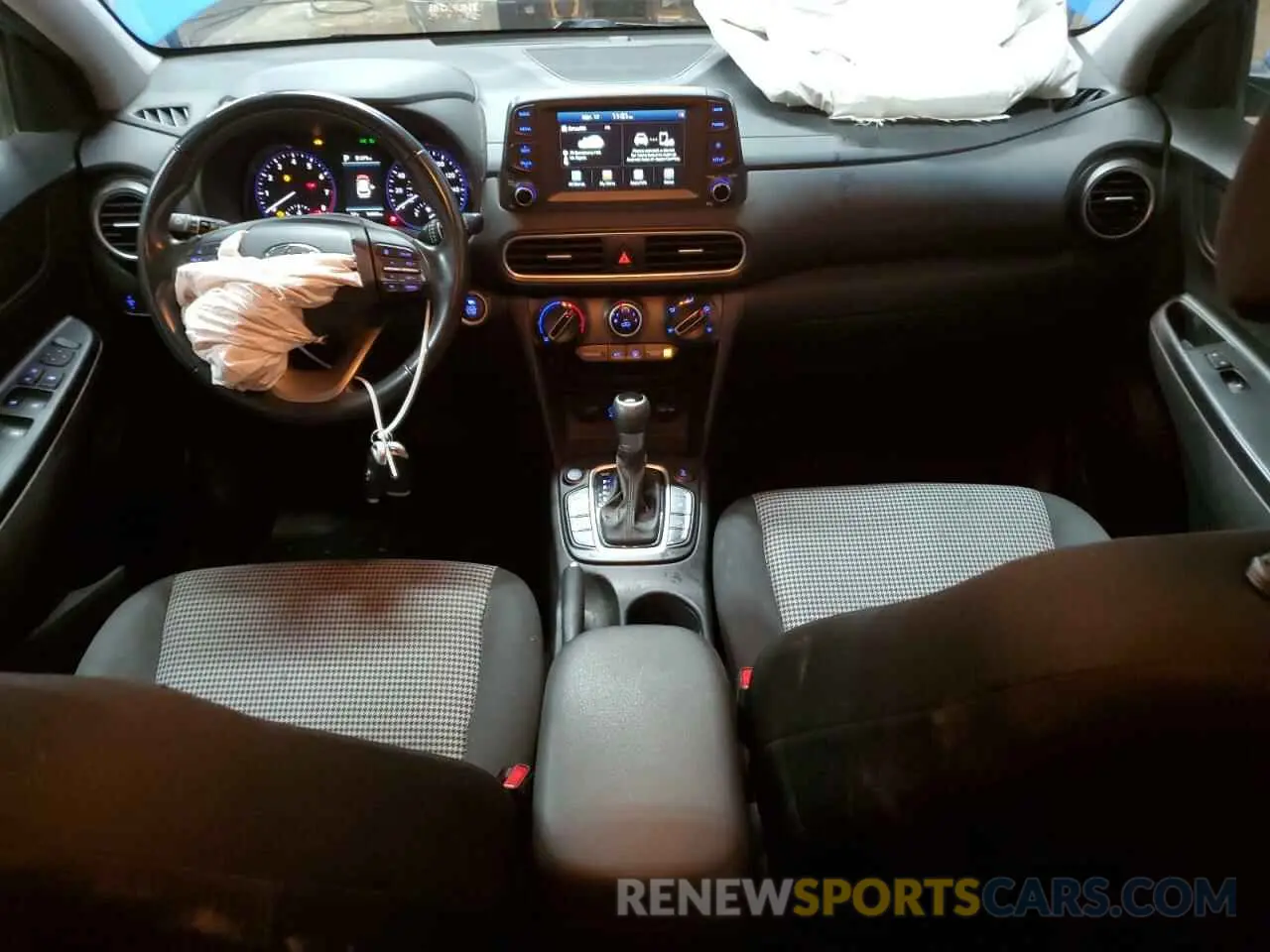 8 Photograph of a damaged car KM8K6CAA3LU513025 HYUNDAI KONA 2020