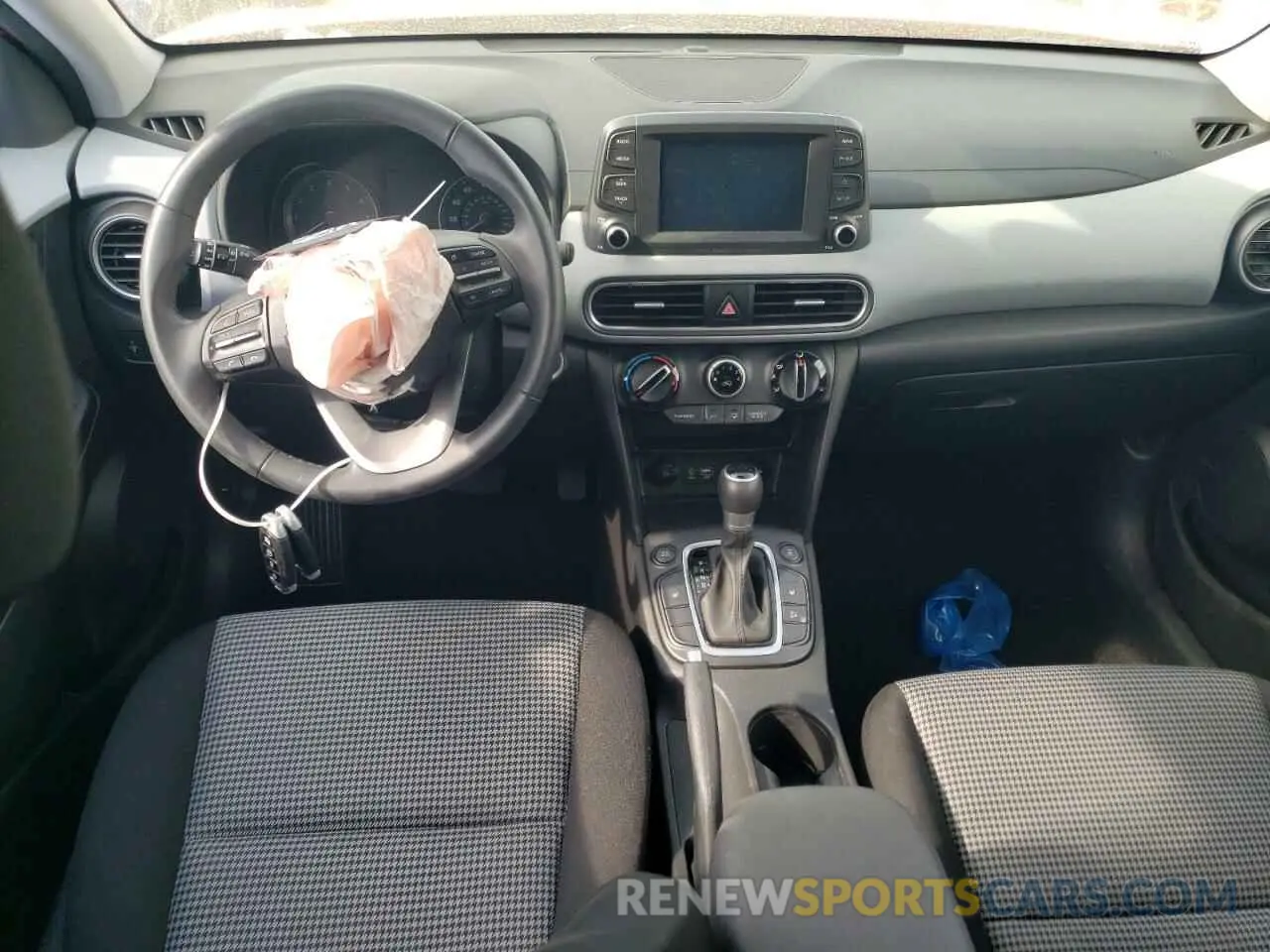 8 Photograph of a damaged car KM8K6CAA3LU513400 HYUNDAI KONA 2020