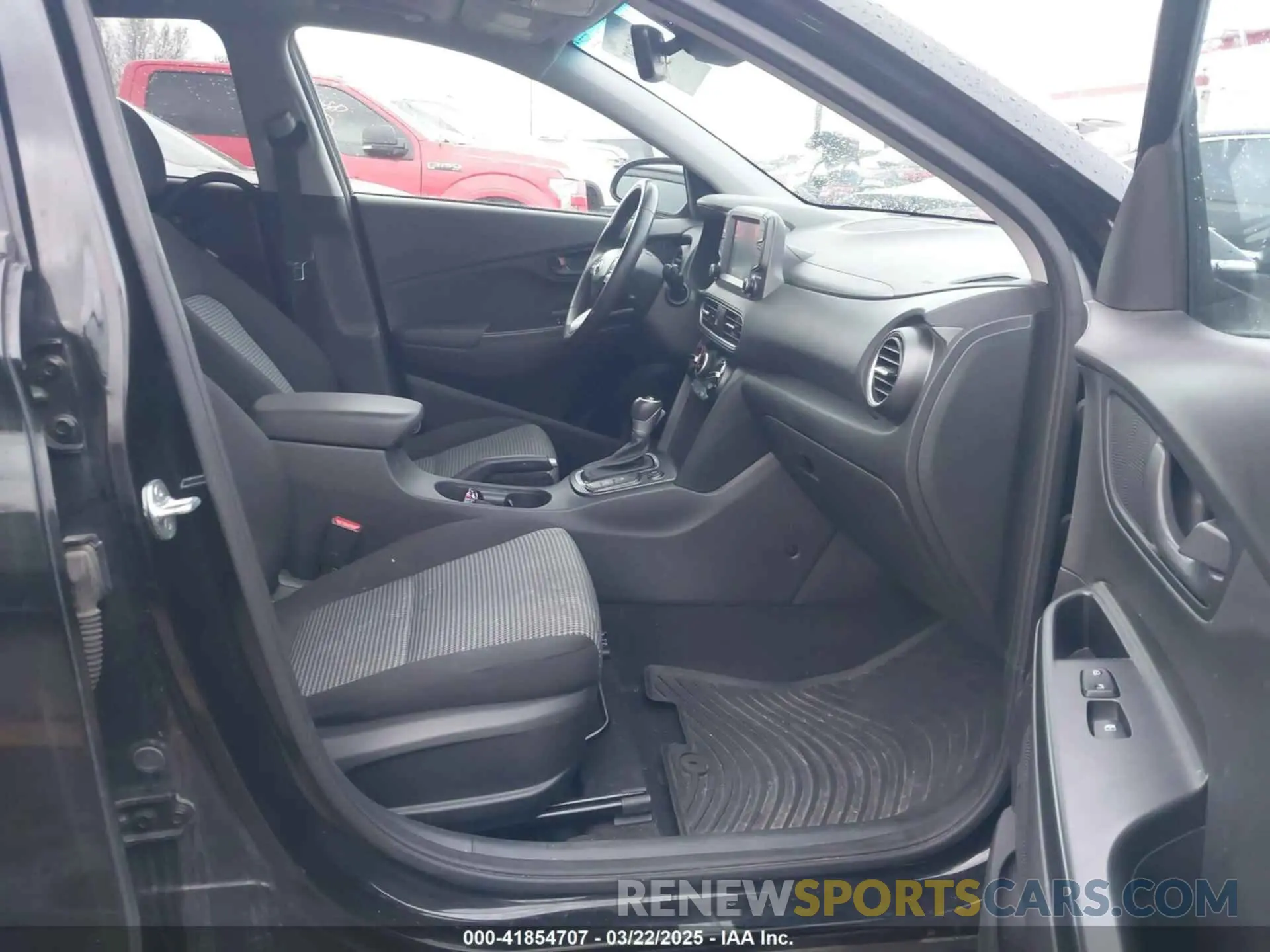 5 Photograph of a damaged car KM8K6CAA5LU520185 HYUNDAI KONA 2020