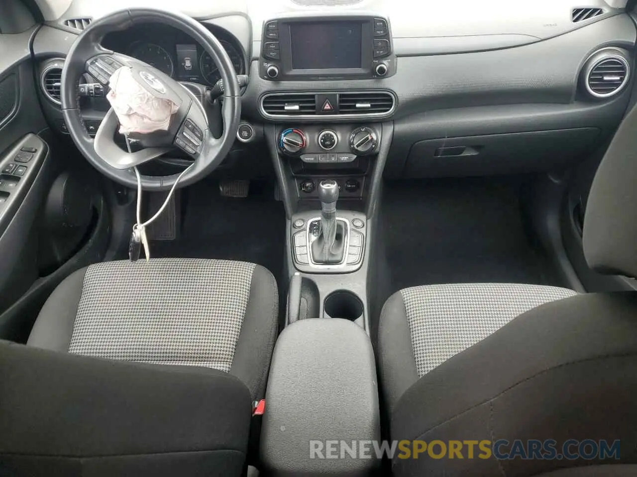 8 Photograph of a damaged car KM8K6CAA7LU433551 HYUNDAI KONA 2020